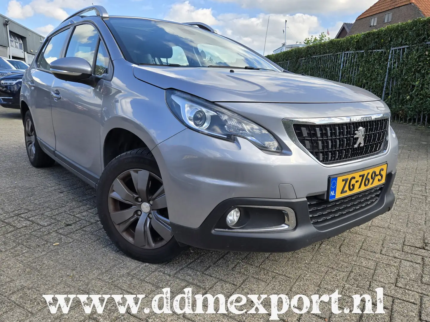 Peugeot 2008 1.2 PureTech Blue Lion Navi/Pano/Cruise/Trekhaak B Grijs - 1
