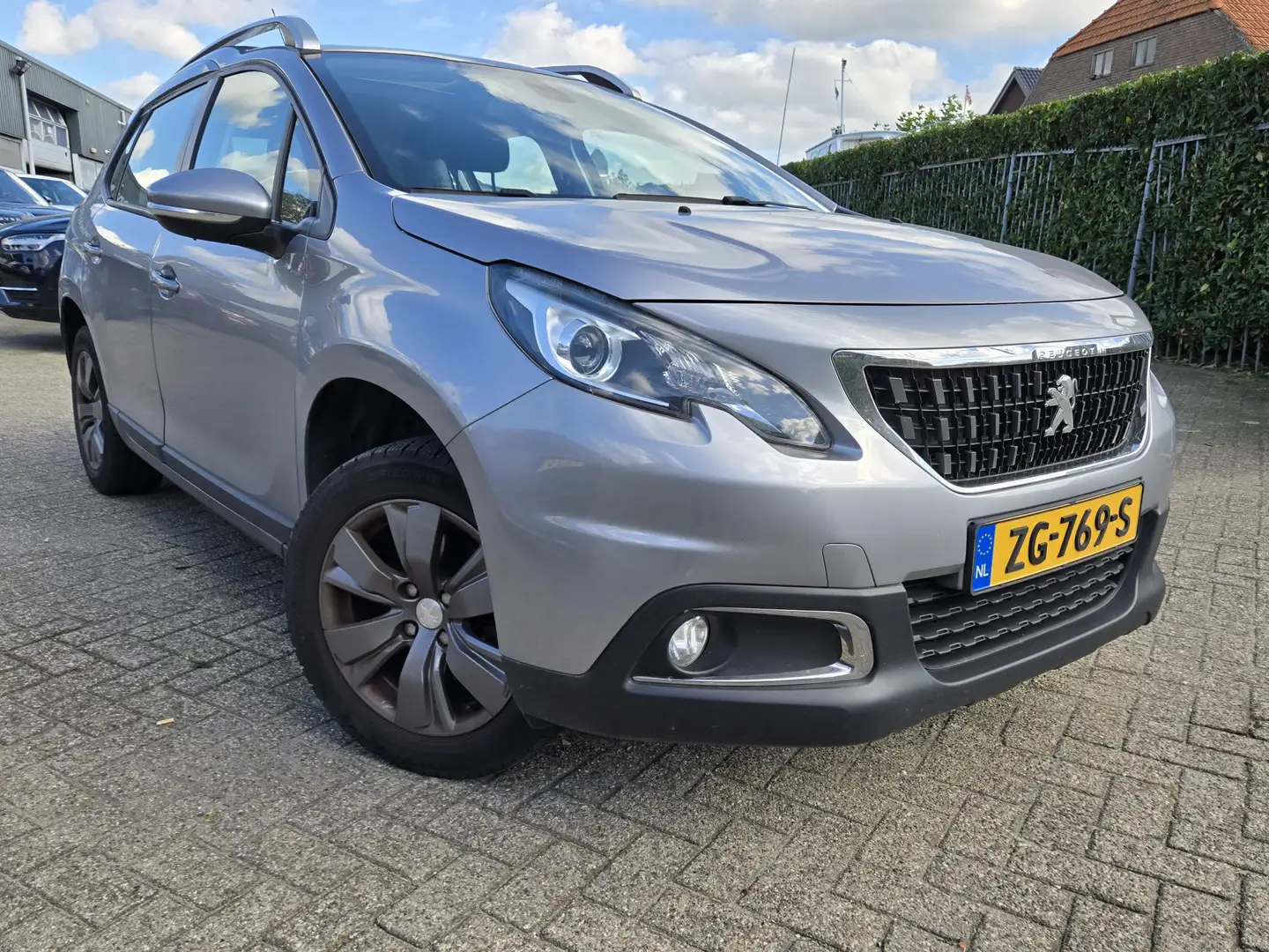 Peugeot 2008 1.2 PureTech Blue Lion Navi/Pano/Cruise/Trekhaak - Grijs - 1