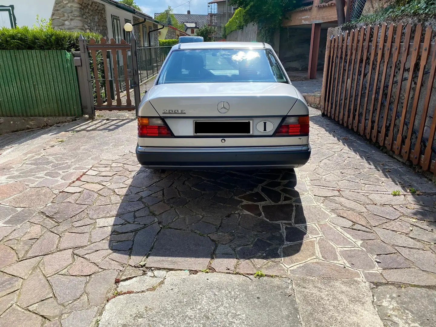 Mercedes-Benz 200 200E Stříbrná - 2