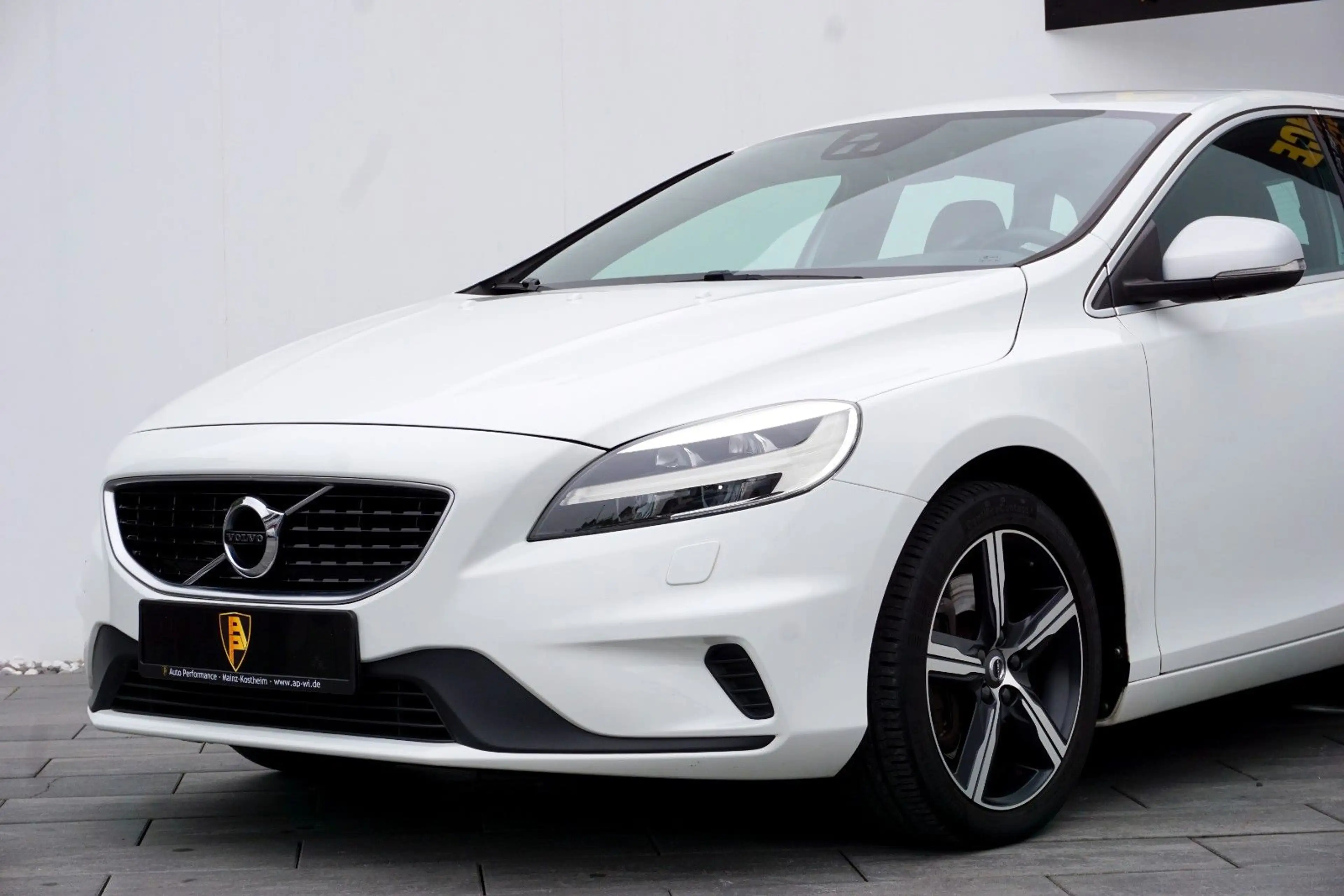 Volvo V40 *R-Design|LED|Totwinkel|NAVI|DIGI|SHZ|1.Hd — photo 2