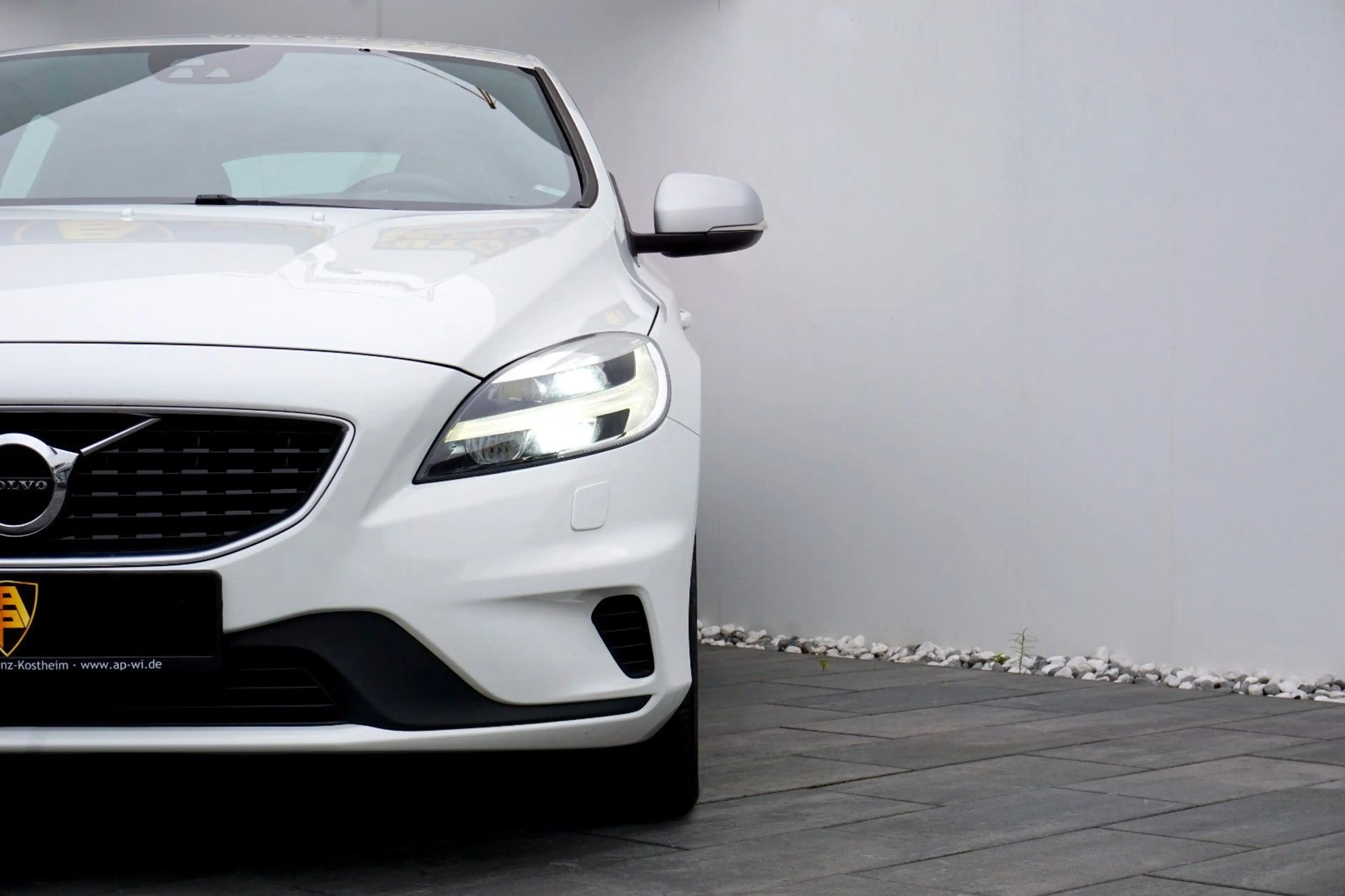 Volvo V40 *R-Design|LED|Totwinkel|NAVI|DIGI|SHZ|1.Hd — photo 4