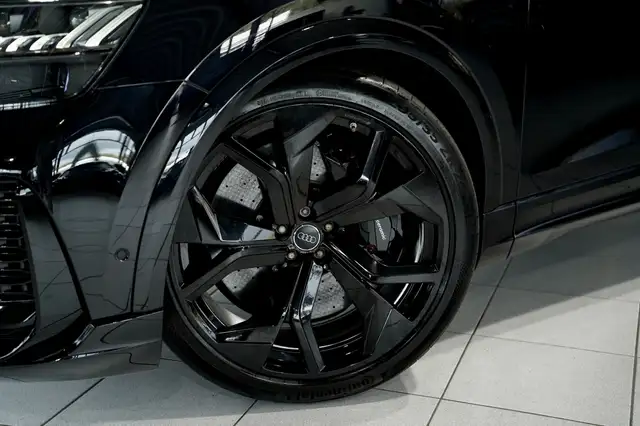 Audi RS Q8 view 3