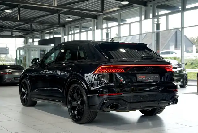 Audi RS Q8 view 10