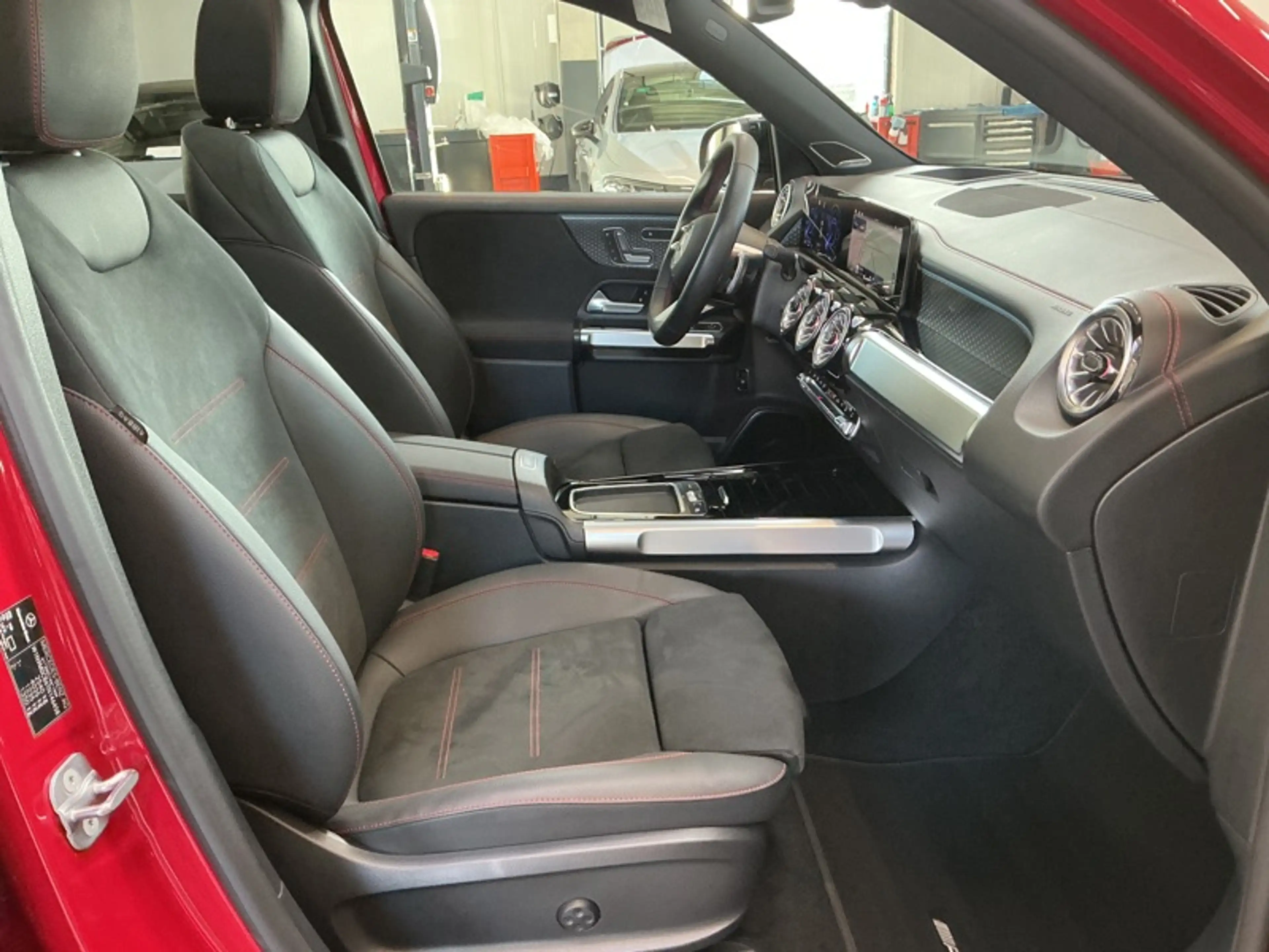 Mercedes-Benz EQB 250 + AMG Pack Night Attelage — photo 14