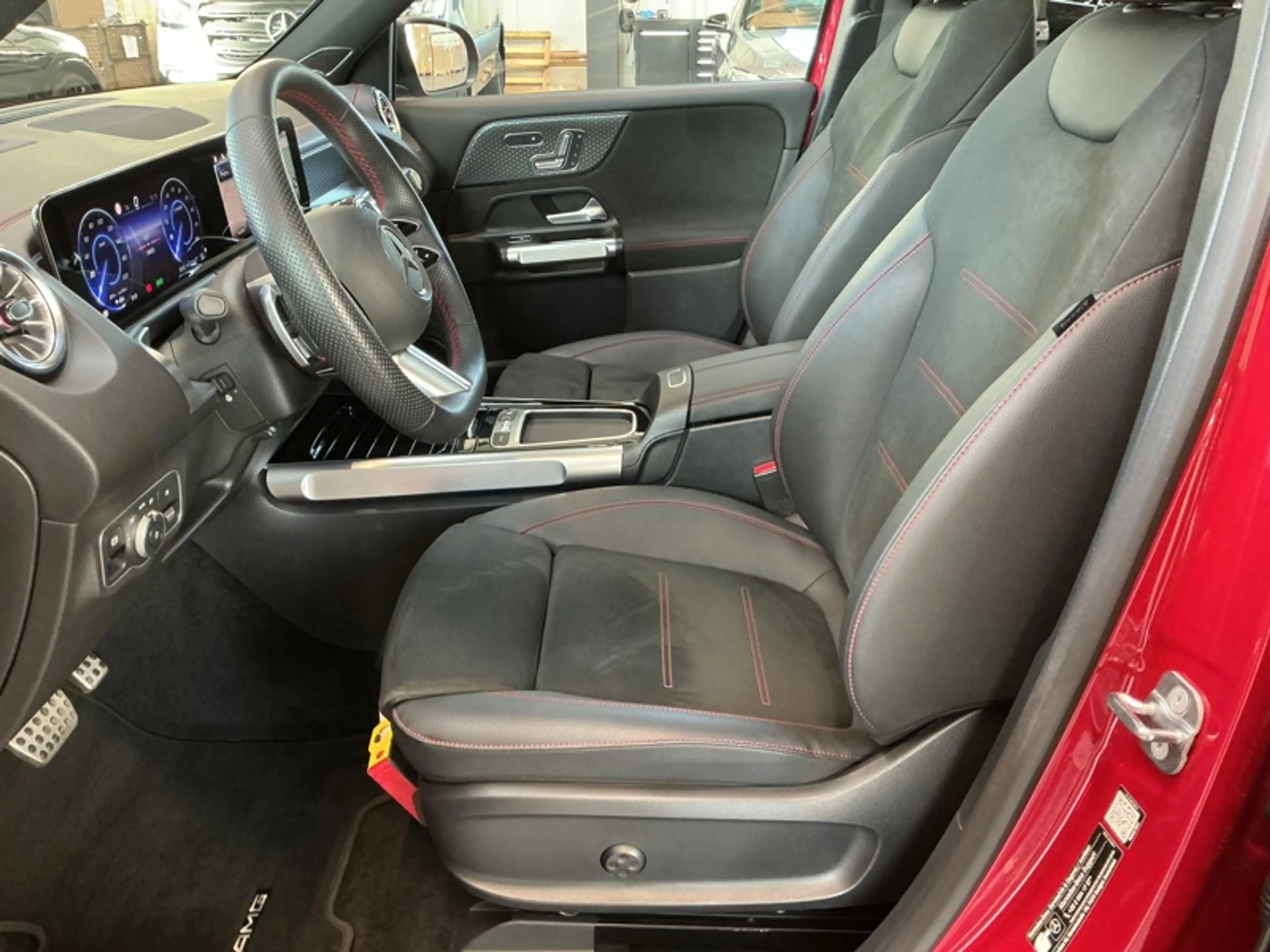 Mercedes-Benz EQB 250 + AMG Pack Night Attelage — photo 11