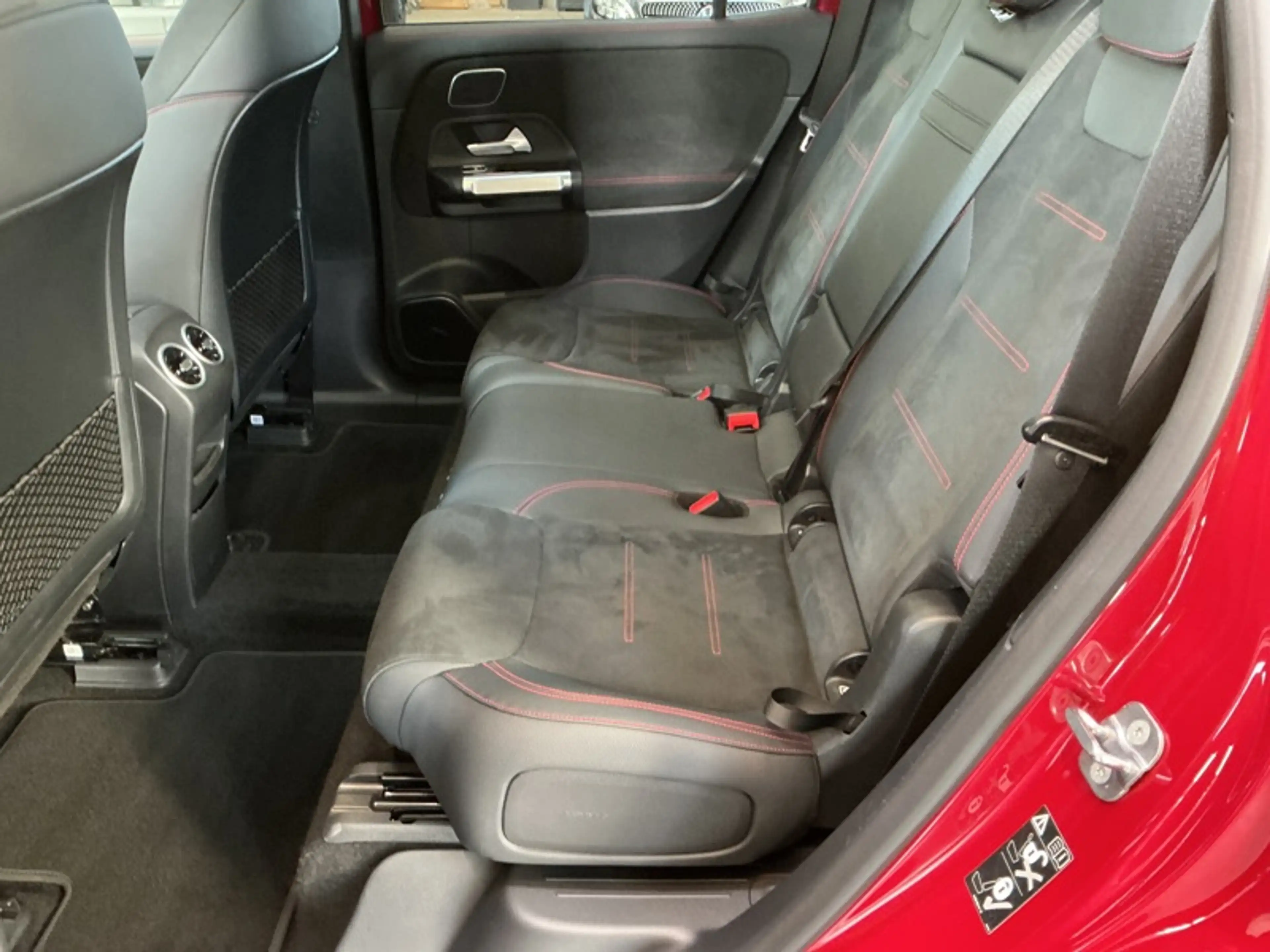 Mercedes-Benz EQB 250 + AMG Pack Night Attelage — photo 15