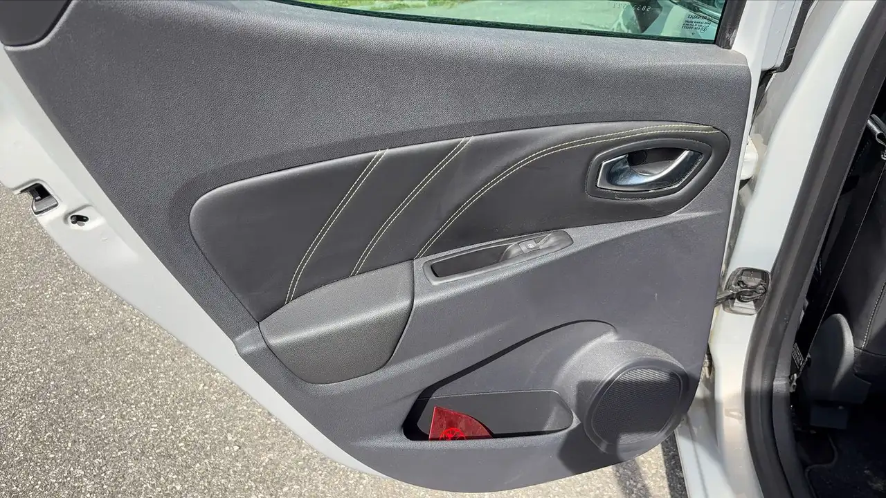 Renault Clio Citadine 3 portes — photo 9