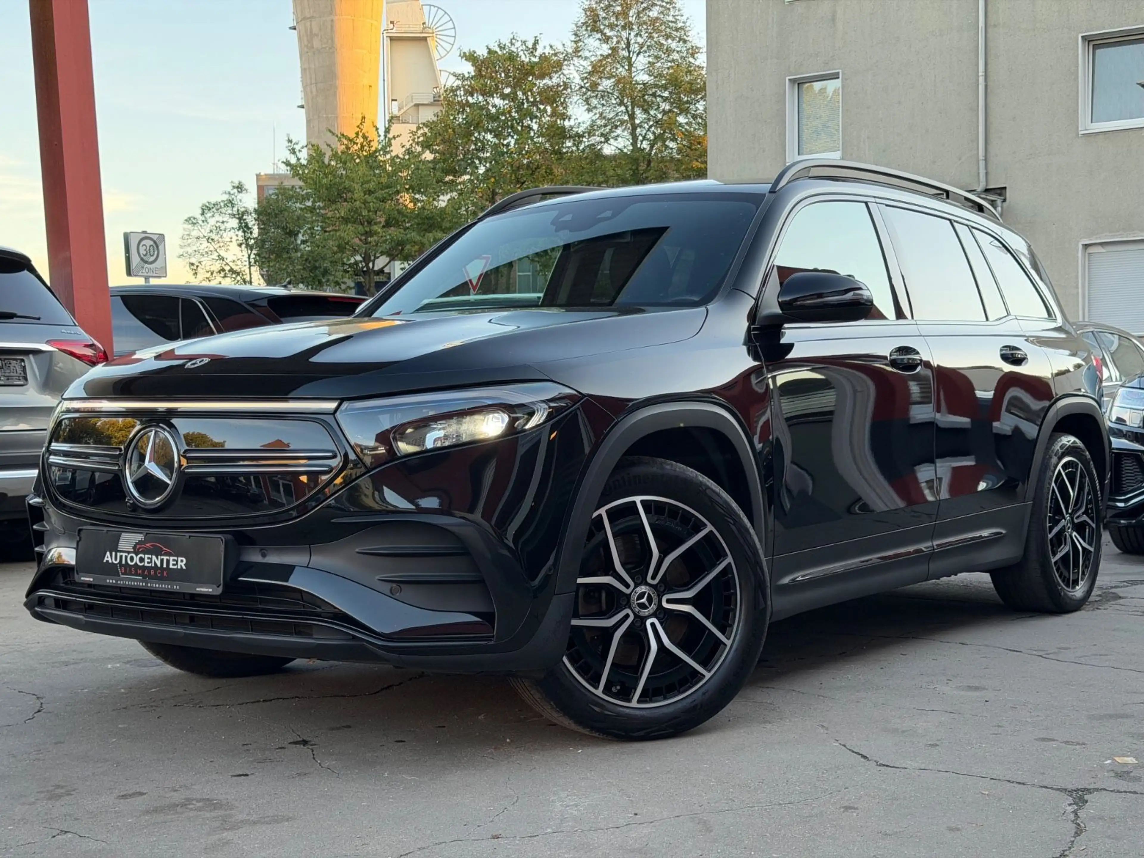 Mercedes-Benz EQB 300 4M AMG-LINE/LED/NAVI/R-KAMERA/NIGHT-PA