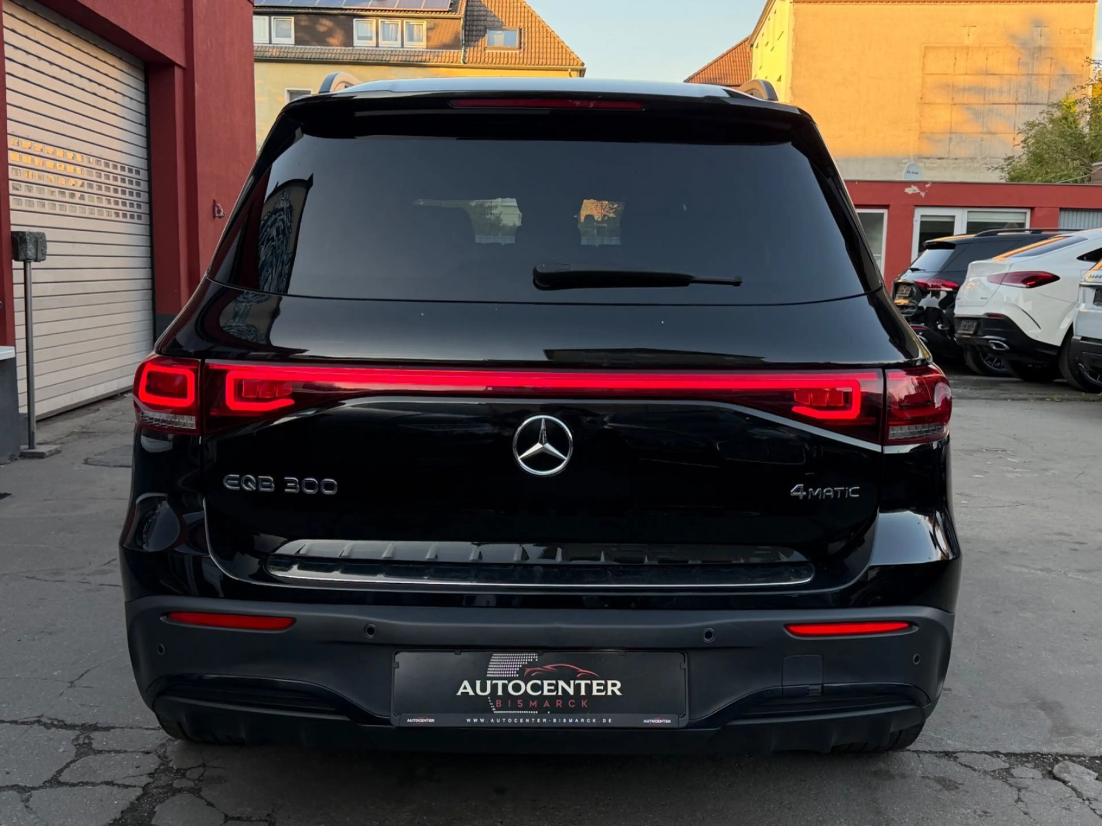 Mercedes-Benz EQB 300 4M AMG-LINE/LED/NAVI/R-KAMERA/NIGHT-PA — photo 6