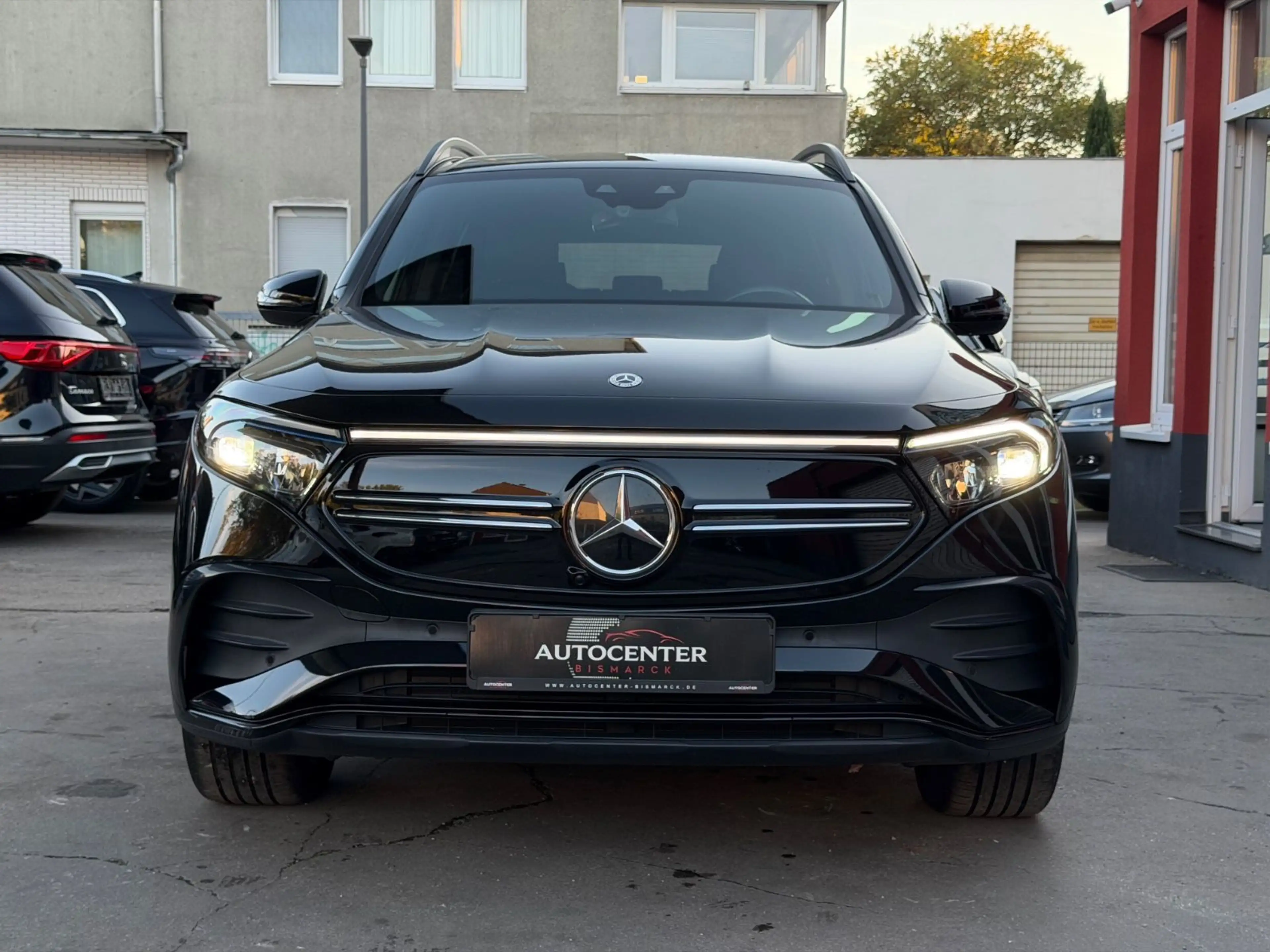 Mercedes-Benz EQB 300 4M AMG-LINE/LED/NAVI/R-KAMERA/NIGHT-PA — photo 4