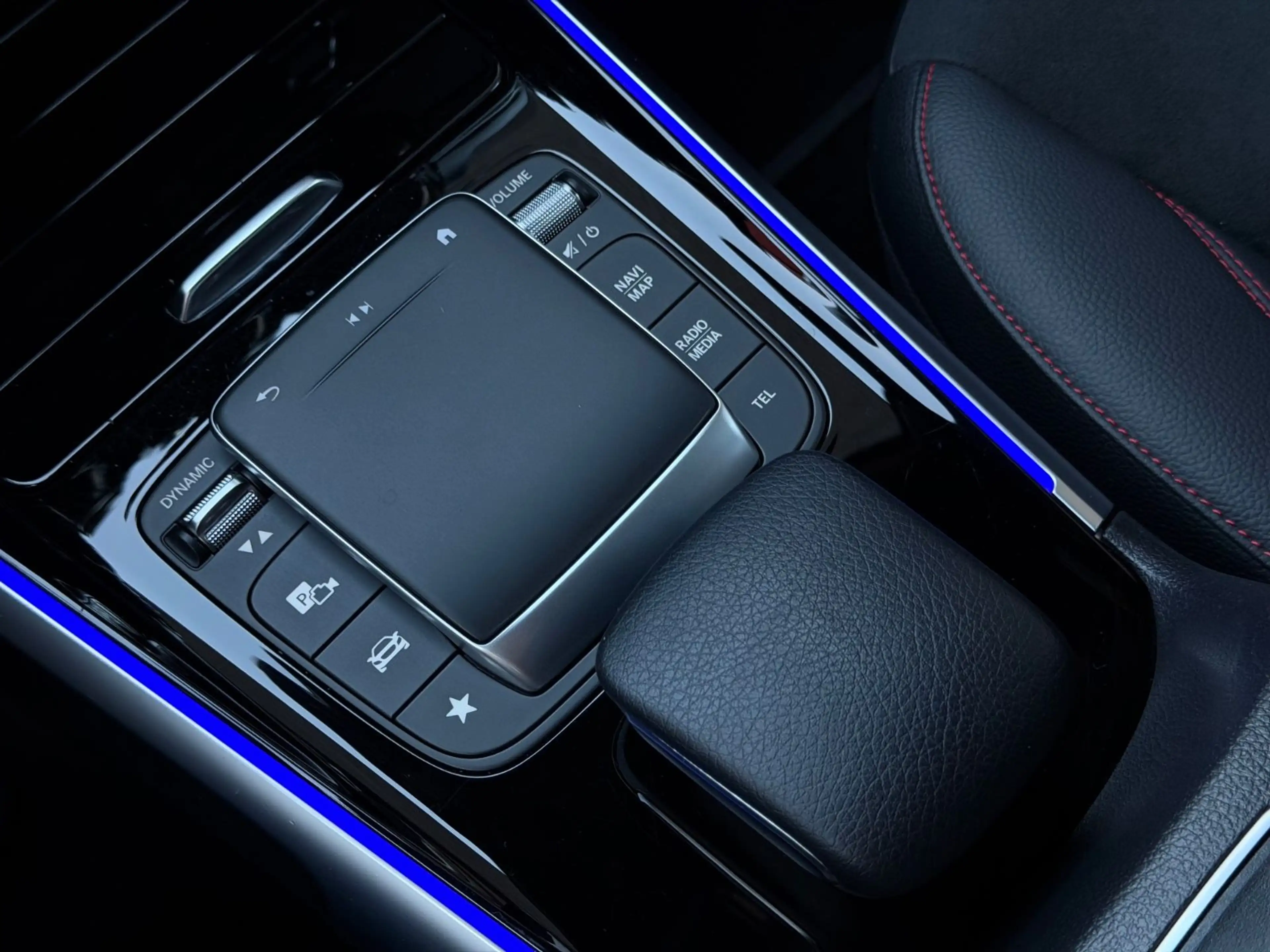 Mercedes-Benz EQB 300 4M AMG-LINE/LED/NAVI/R-KAMERA/NIGHT-PA — photo 14