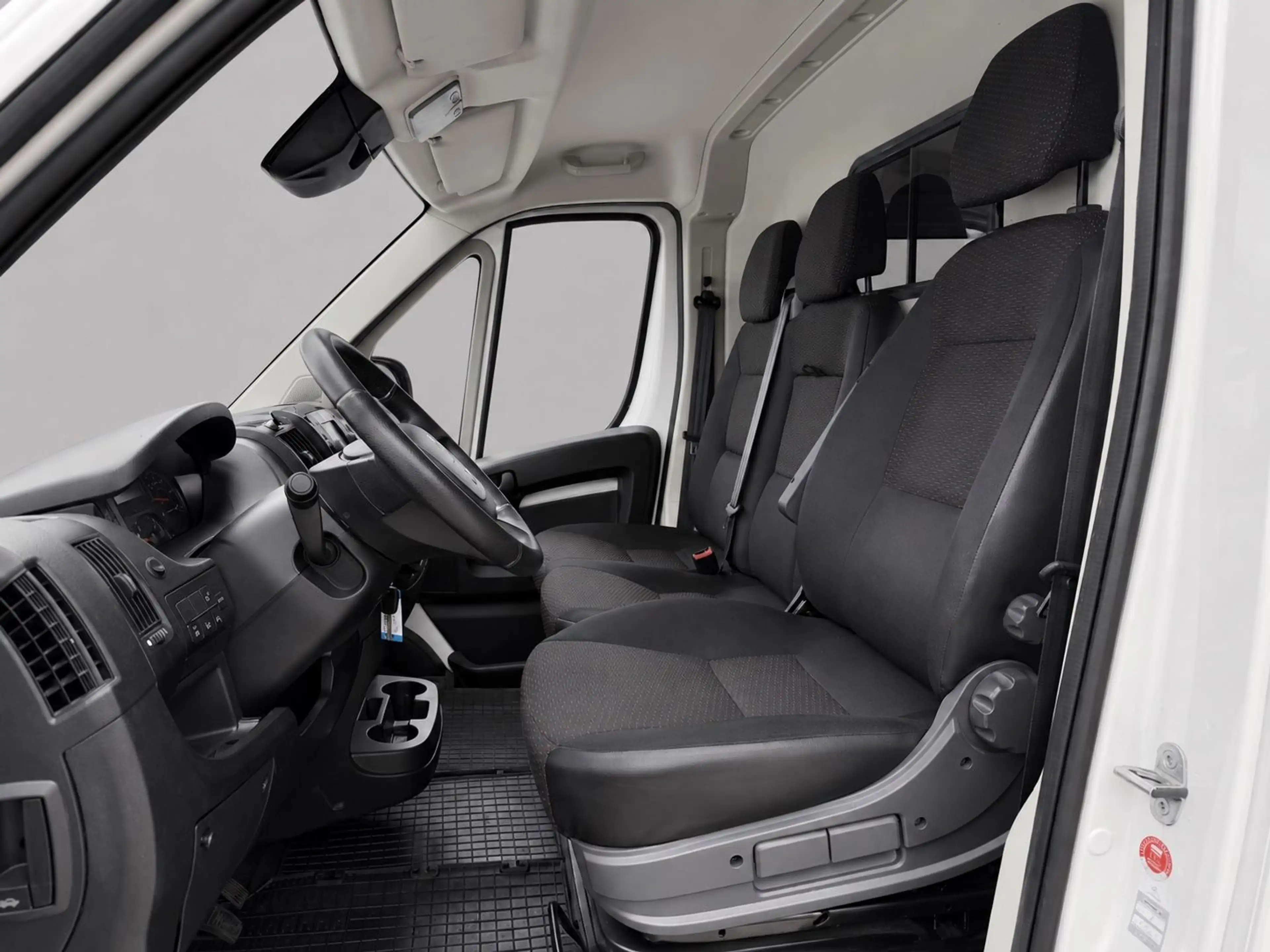 Peugeot Boxer Kasten Hochraum 335 L3H2 Pro BlueHDi 140 S — photo 3