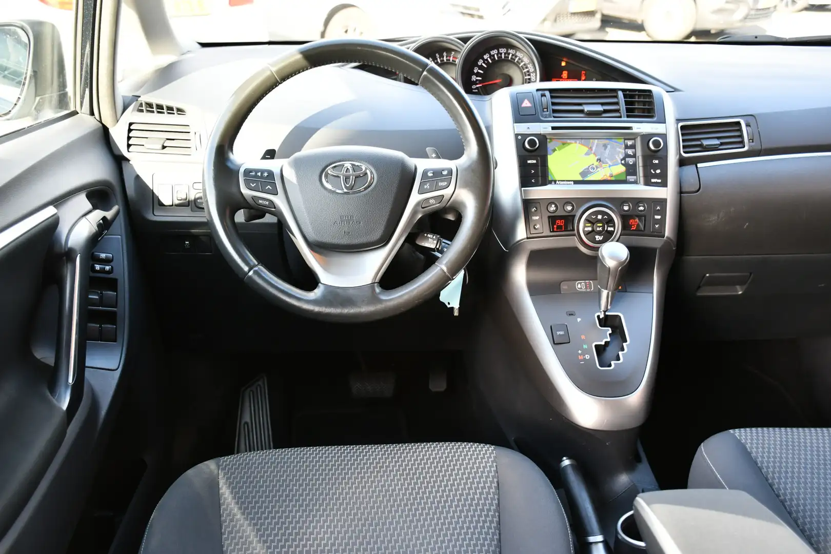 Toyota Verso 1.8 VVT-i Business Automaat 147pk | Cruise-control Grijs - 2
