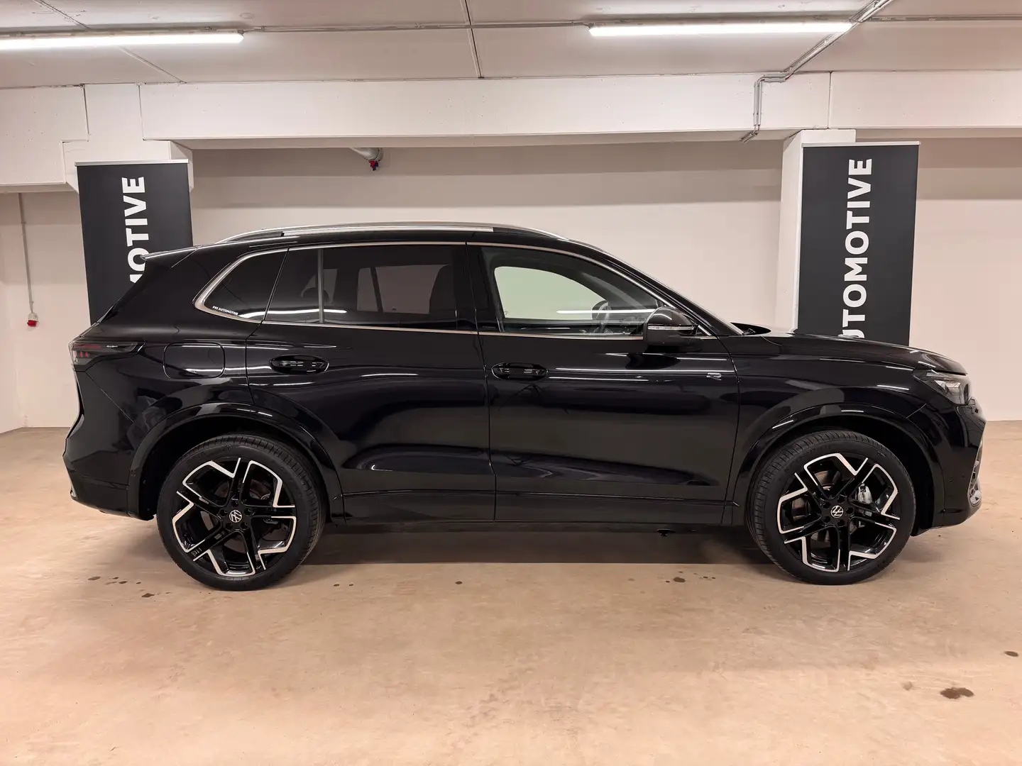 Volkswagen Tiguan 2.0 TDI R-Line 4Motion, Werksgarantie bis 03/2030 Schwarz - 2