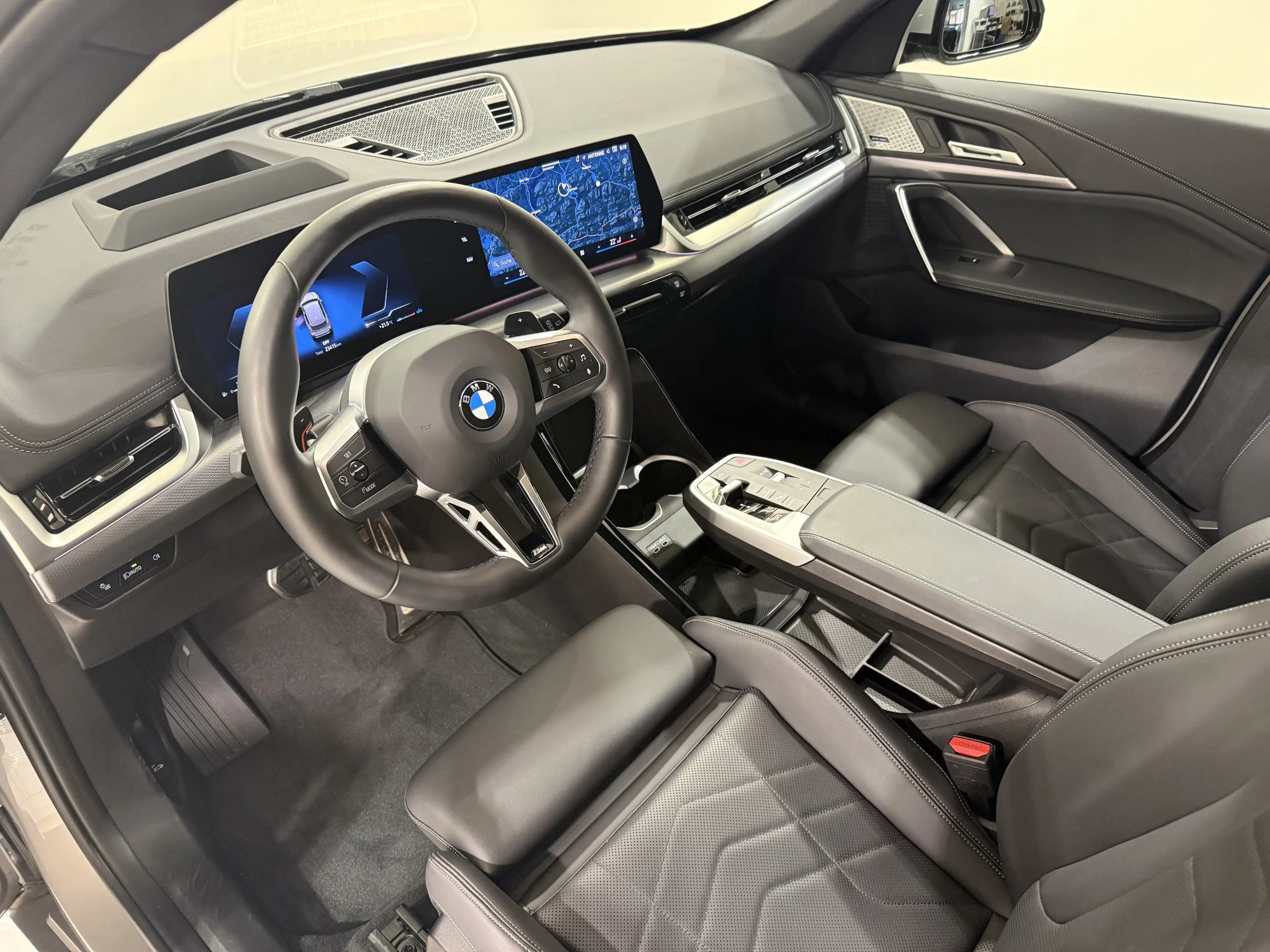 BMW X1 xDrive23i M Sportpaket AHK ACC 360 HUD HK — photo 9
