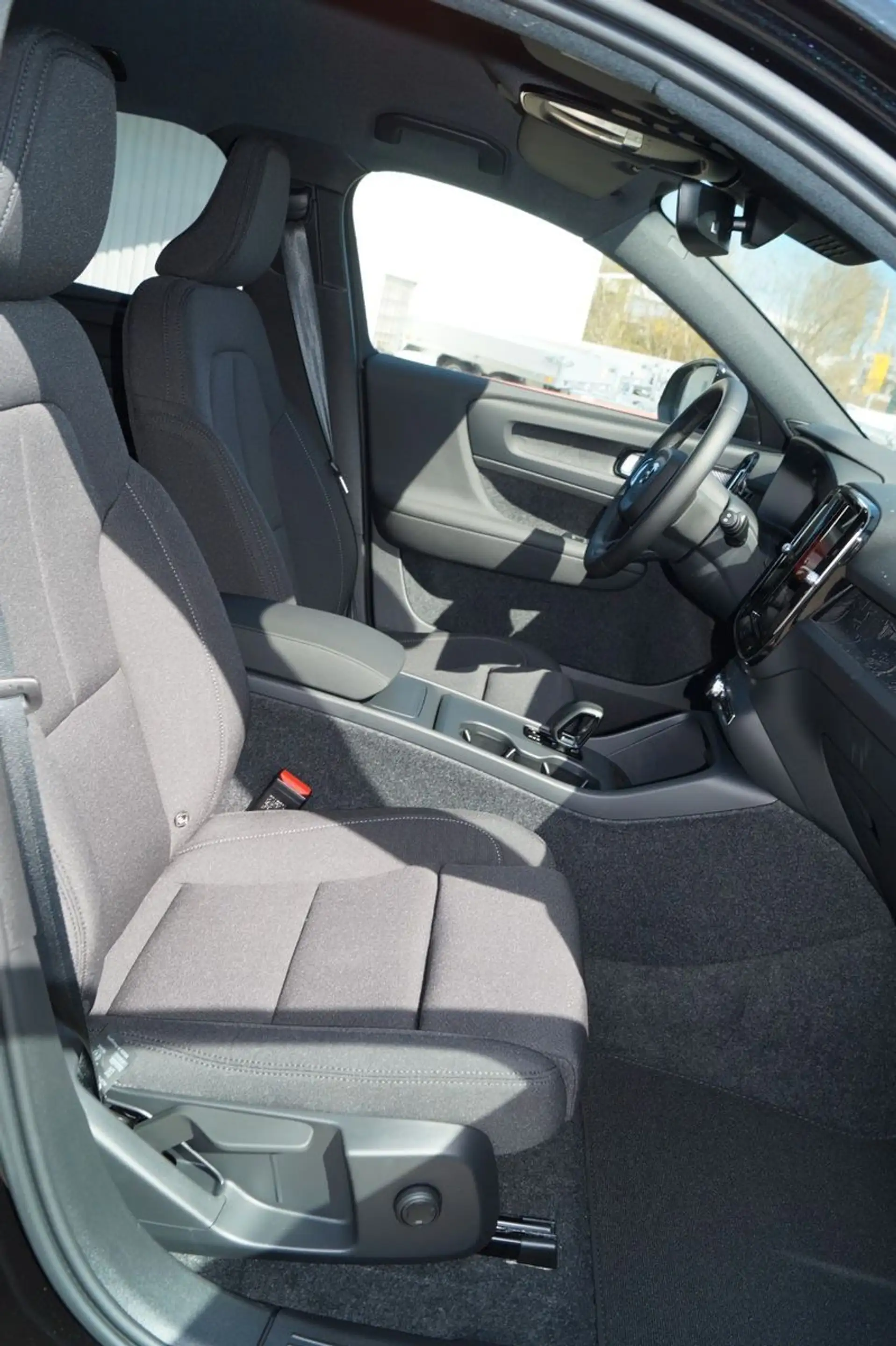 Volvo EX40 Twin AWD Plus Black Edition Aut./360°/20" — photo 11