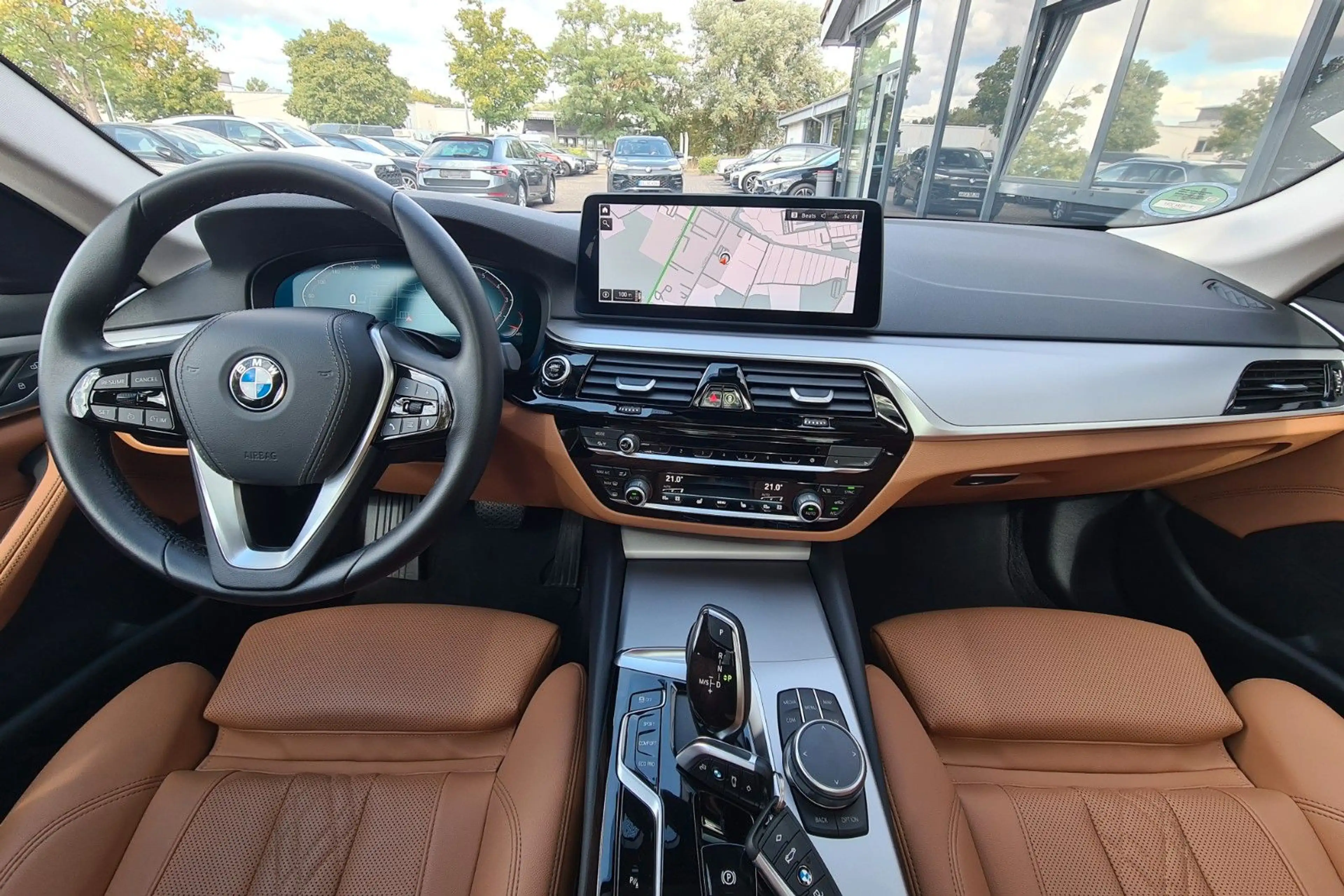 BMW 530 i xDrive Touring - PANO - SpSitze - CAM - — photo 11