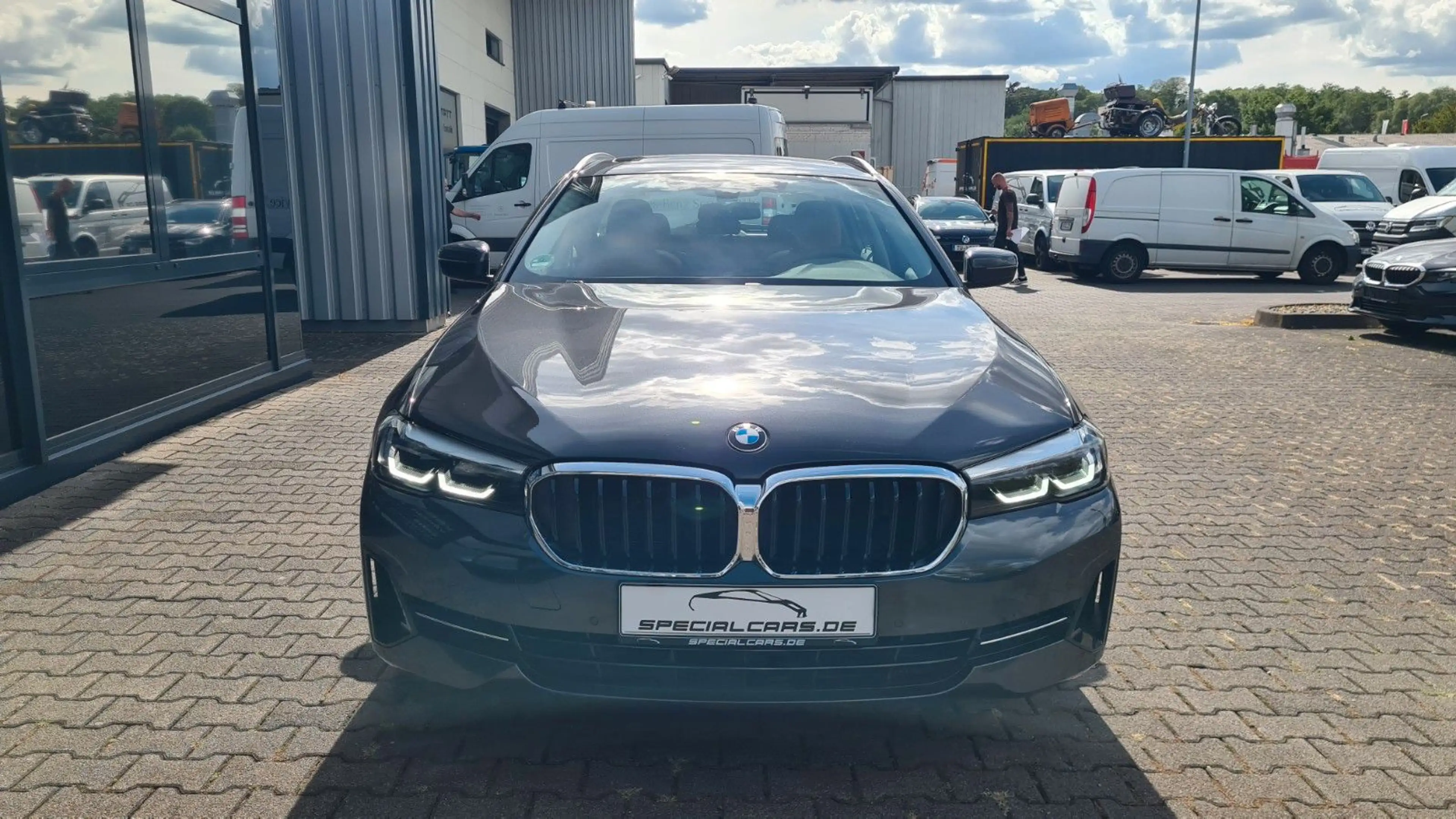 BMW 530 i xDrive Touring - PANO - SpSitze - CAM - — photo 2