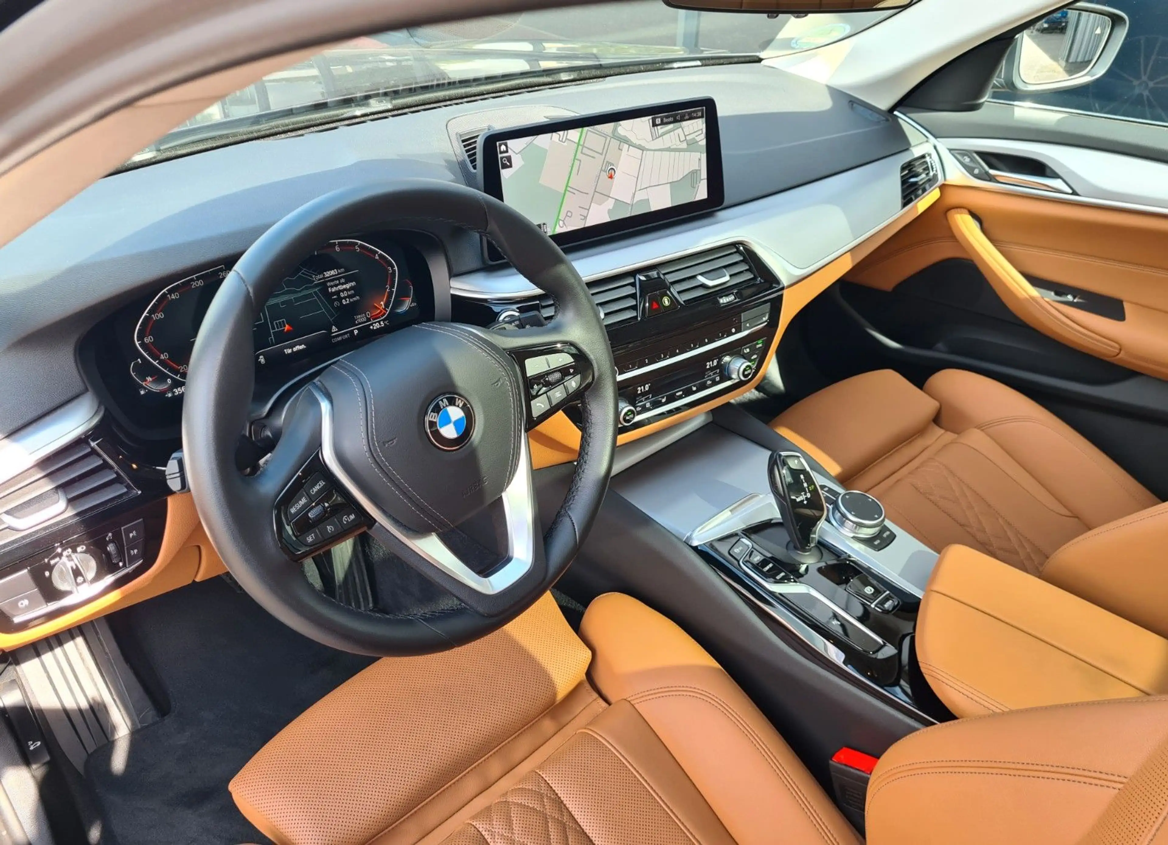 BMW 530 i xDrive Touring - PANO - SpSitze - CAM - — photo 10