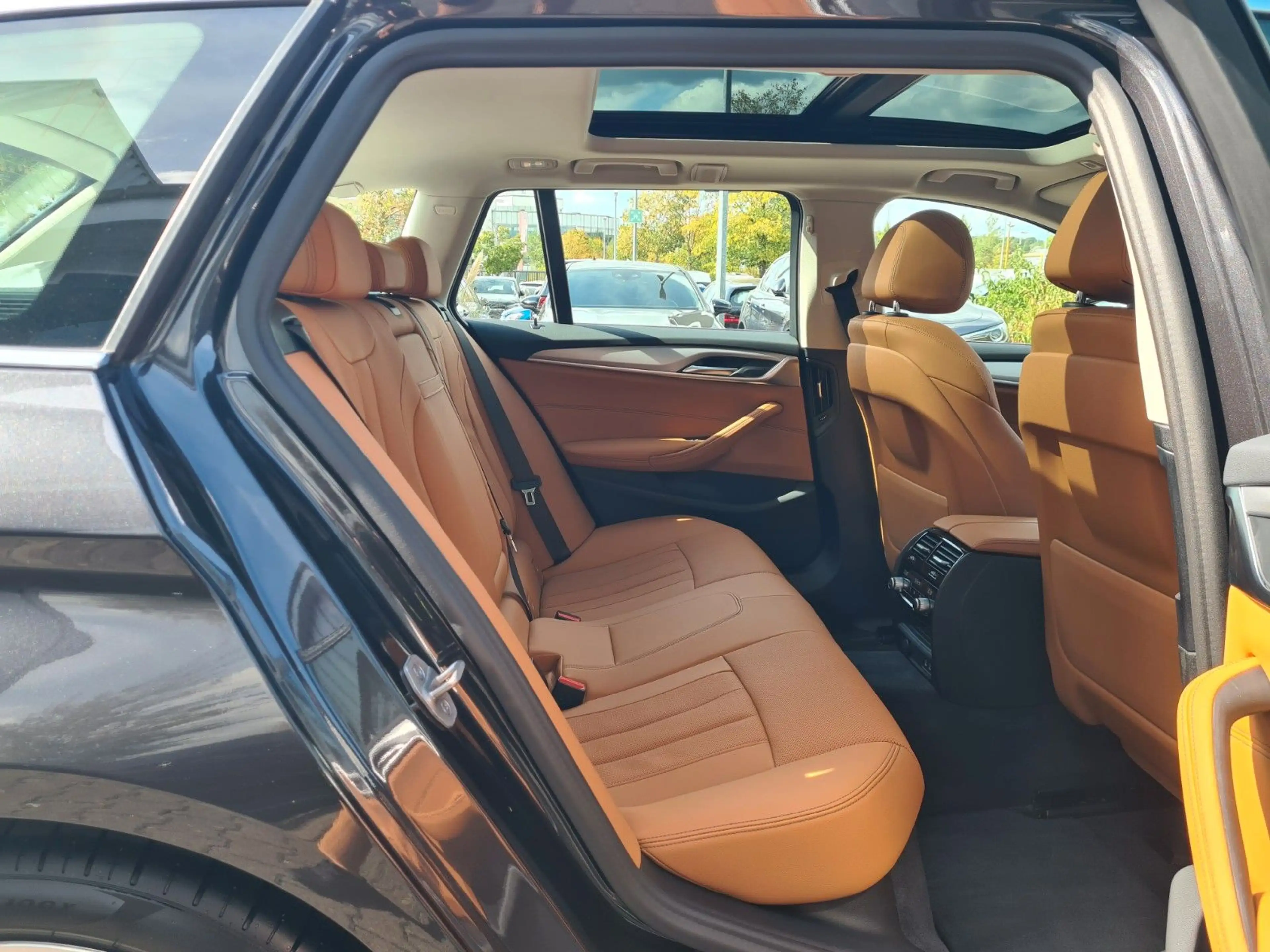 BMW 530 i xDrive Touring - PANO - SpSitze - CAM - — photo 15