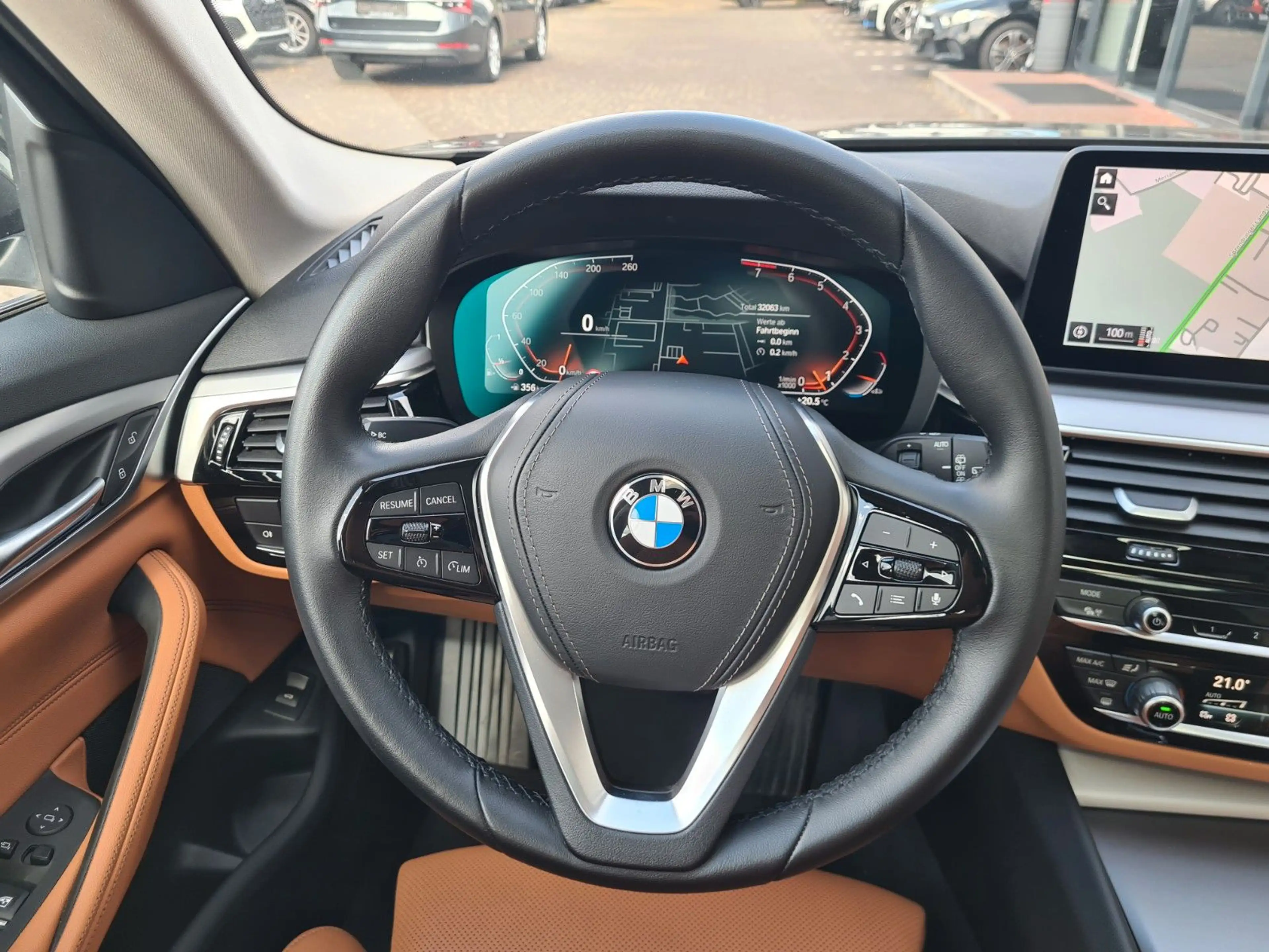 BMW 530 i xDrive Touring - PANO - SpSitze - CAM - — photo 12