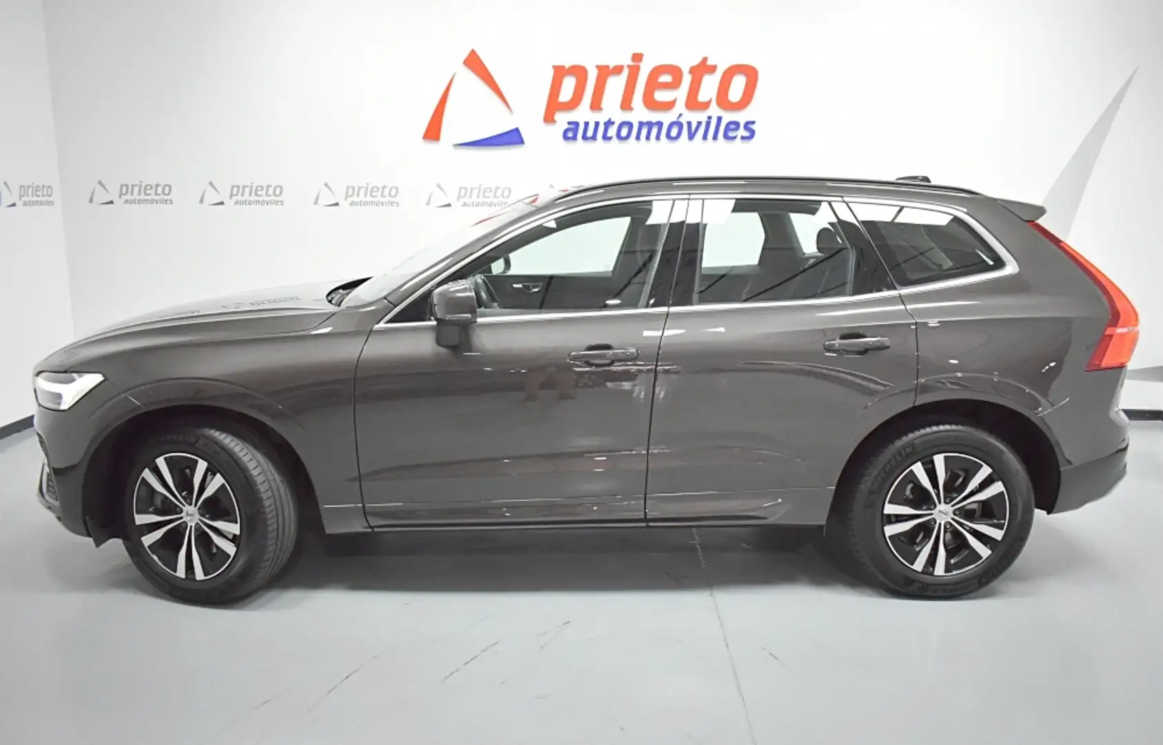 Volvo XC60 B4 Momentum Pro AWD Aut. Marrón - 2