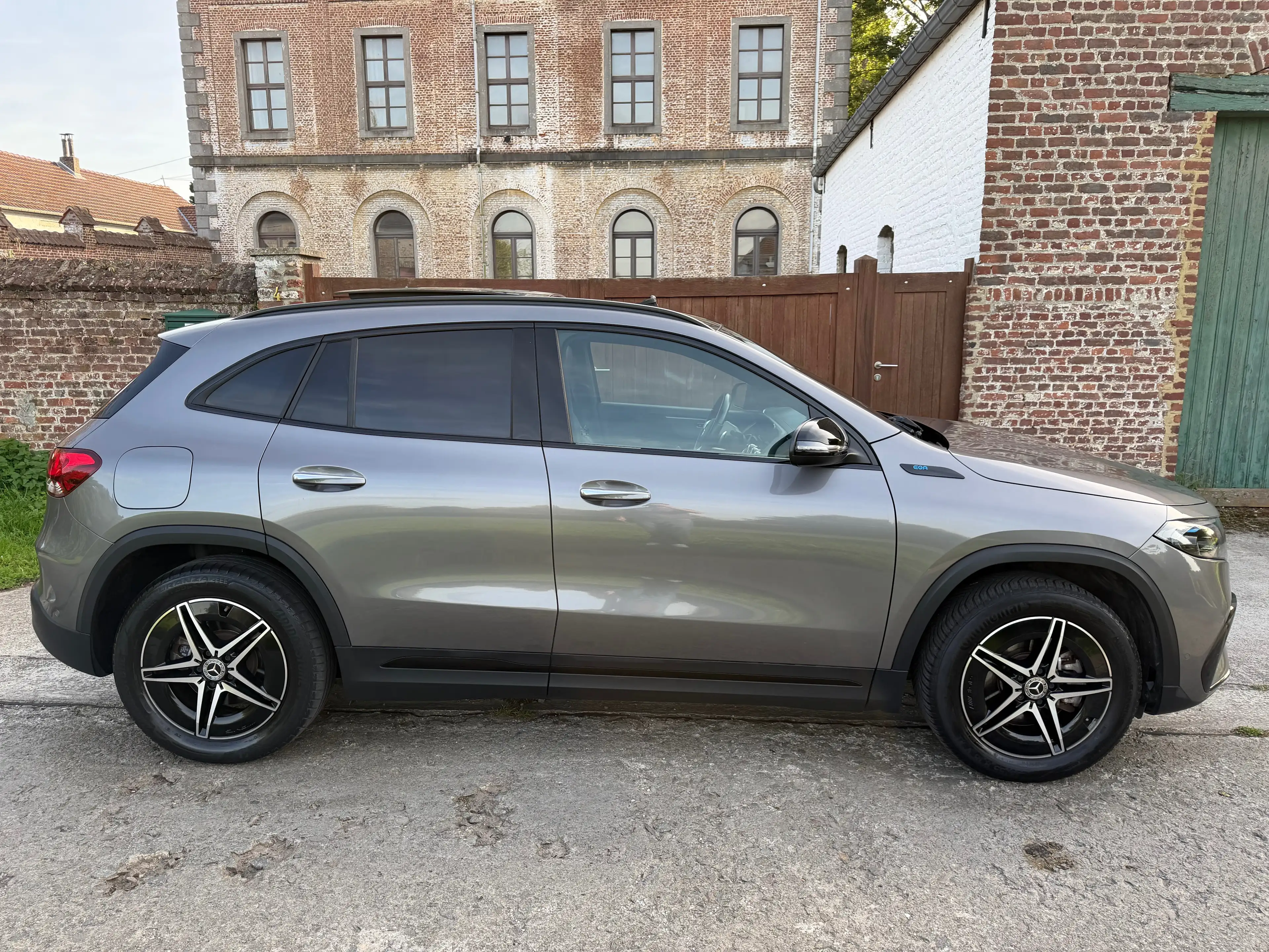 Mercedes-Benz EQA 250 AMG Line *PANO || HUD || ATELAGE || TVA || LED PACK* — photo 2