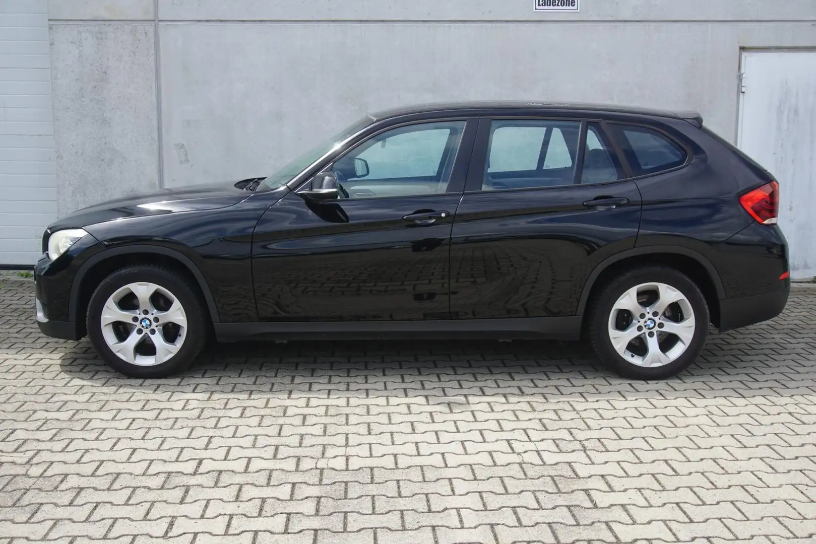 BMW X1 2.0 18d xDrive AHK Xenon PDC SHZ Webasto Schwarz - 2