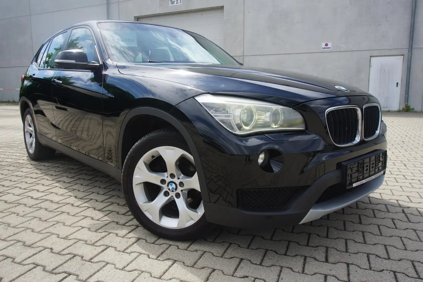 BMW X1 2.0 18d xDrive AHK Xenon PDC SHZ Webasto Schwarz - 1