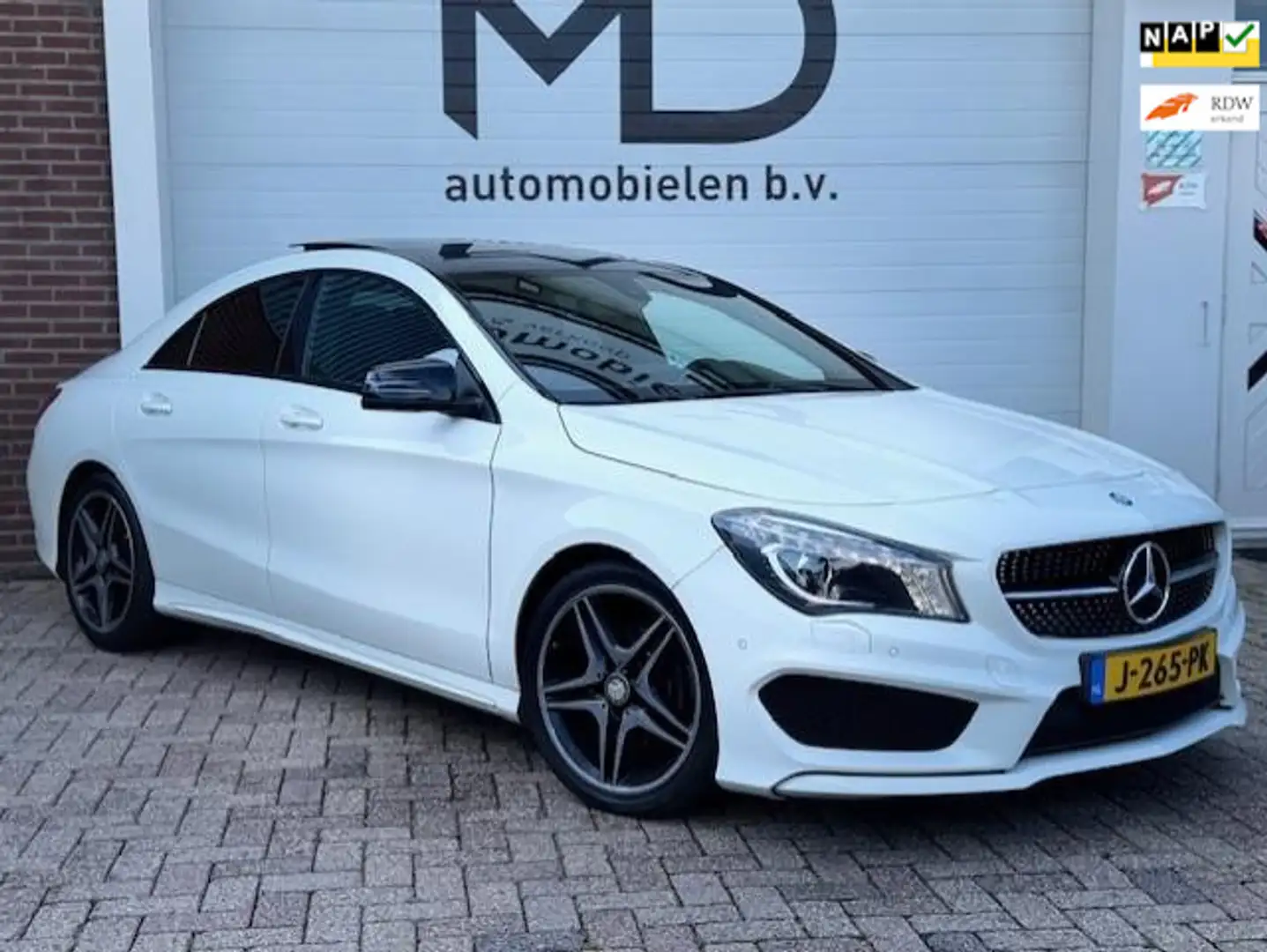 Mercedes-Benz CLA 200 Ambition AMG - Panorama dak Blanc - 1