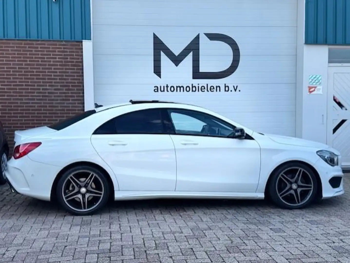Mercedes-Benz CLA 200 Ambition AMG - Panorama dak Blanc - 2