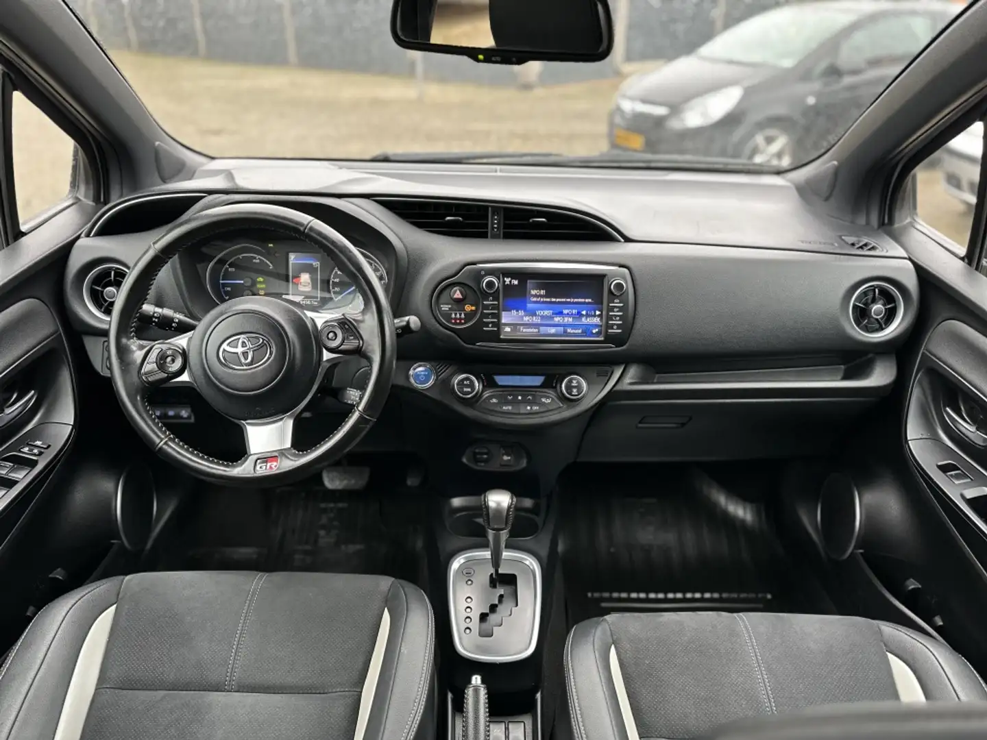 Toyota Yaris 1.5 Hyb. GR-Sport Automaat *Leder*MF-stuur*Stvw*Ca Grijs - 2