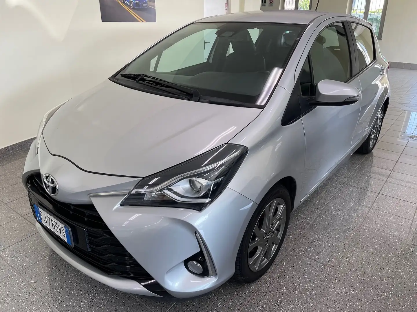 Toyota Yaris 1.0 5 porte Lounge CON PROMO PLUS Argento - 2