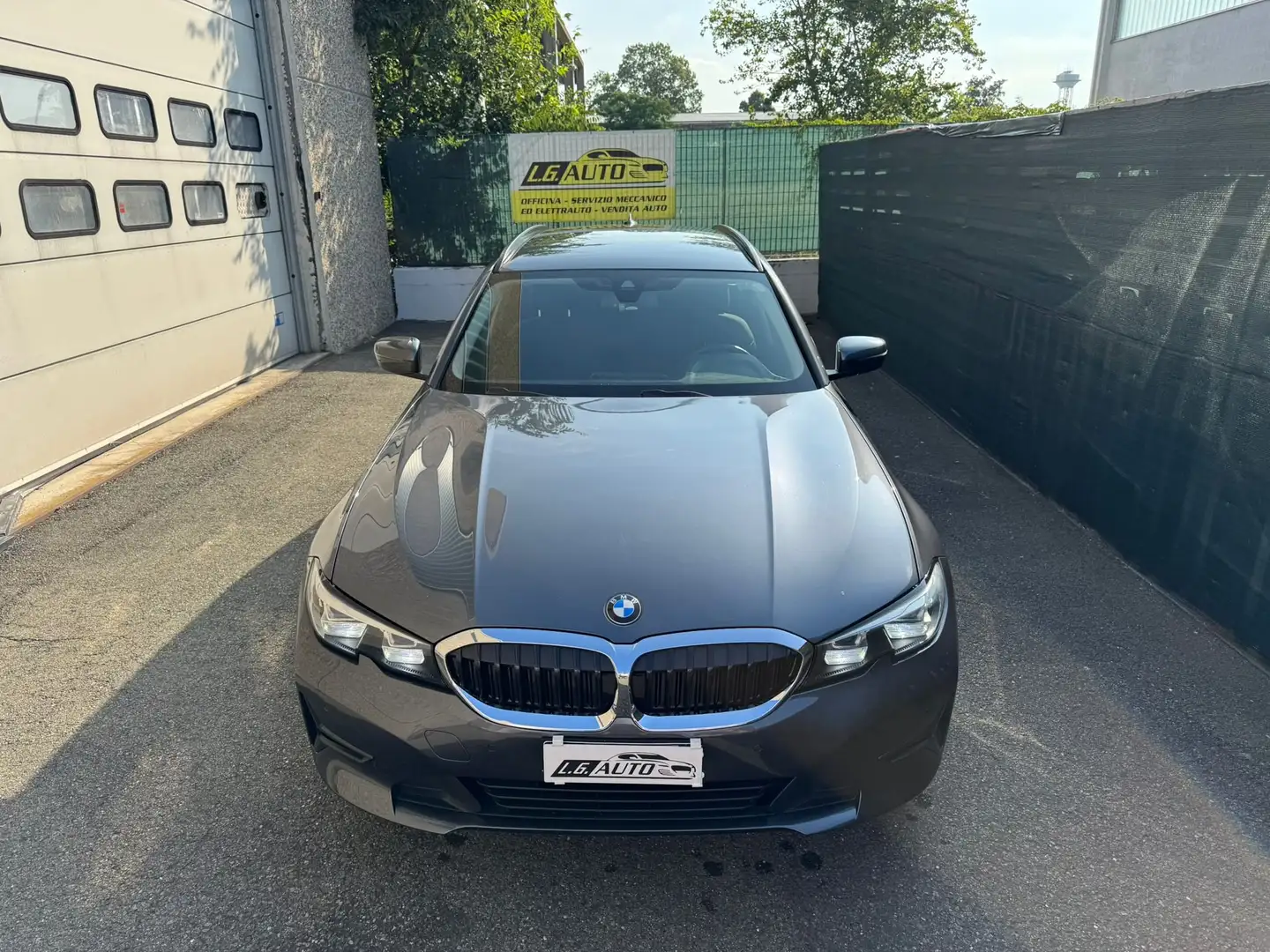 BMW 320 S 3G21Touring 320dTouringmhev48VxdriveMsport auto Gris - 2