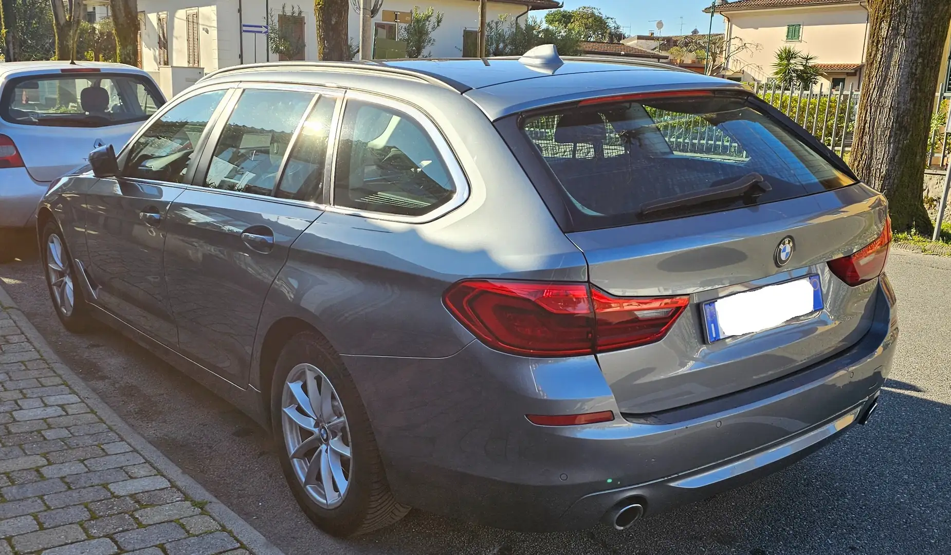 BMW 518 Serie+5+G31+2017+Touring+518d+Touring+Luxury+auto Šedá - 2