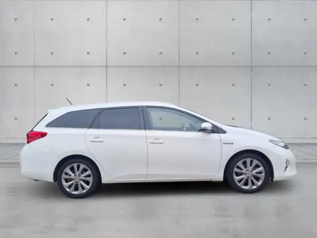 Toyota Auris view 4