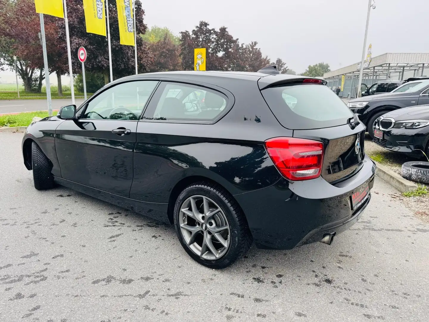 BMW 114 114 i Schwarz - 2