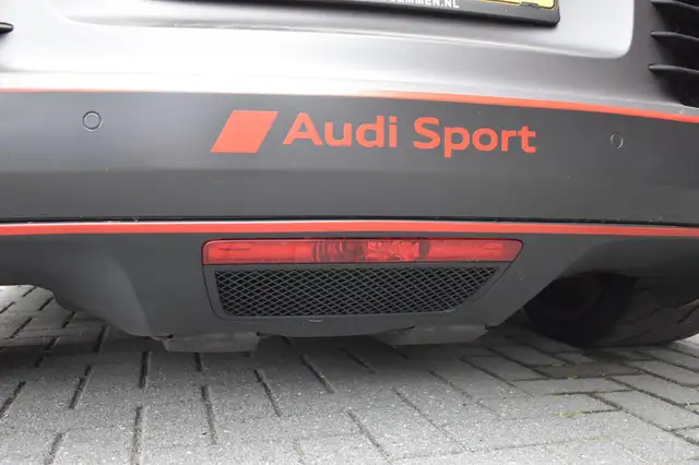 Audi R8 view 12
