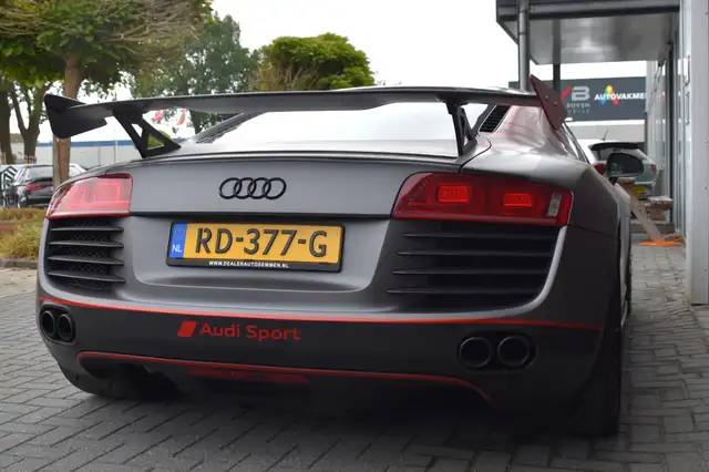 Audi R8 view 10