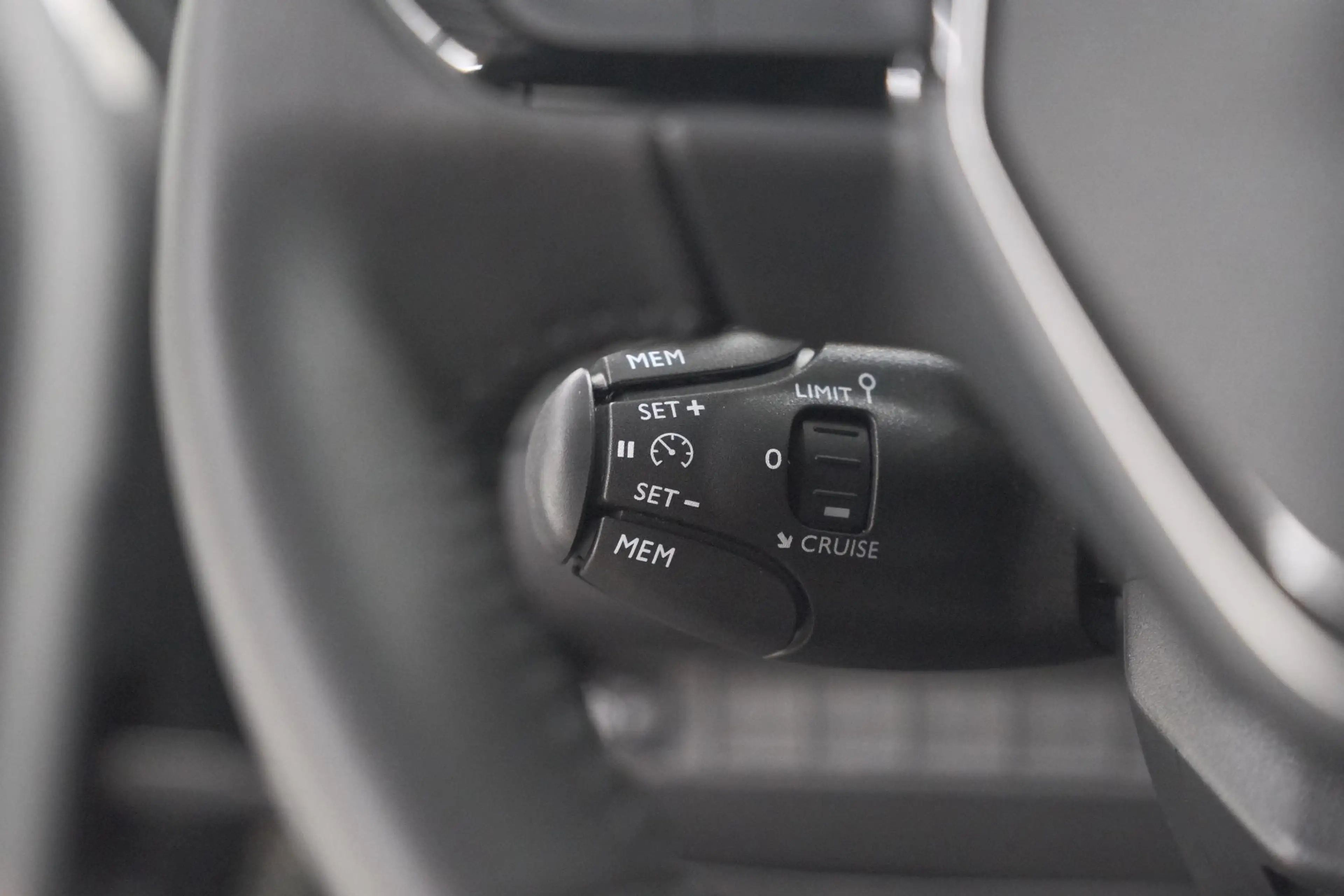 Peugeot 2008 1.2 Hybrid 145 Allure | Apple Carplay | Climate Co — photo 3