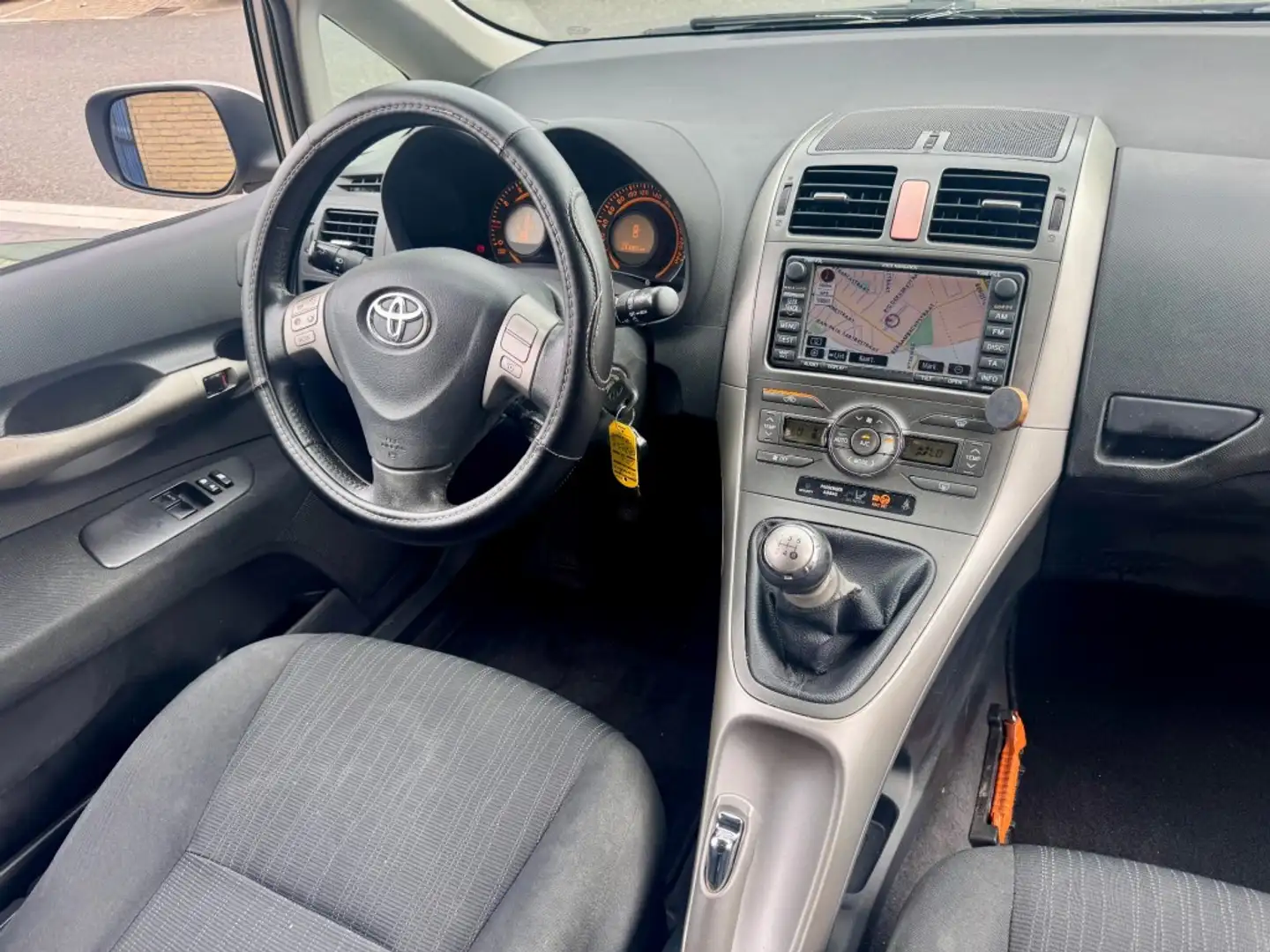 Toyota Auris 1.6-16V Sol Business 3HB PRIMA AUTO NAVI LMV CLIMA Gri - 2