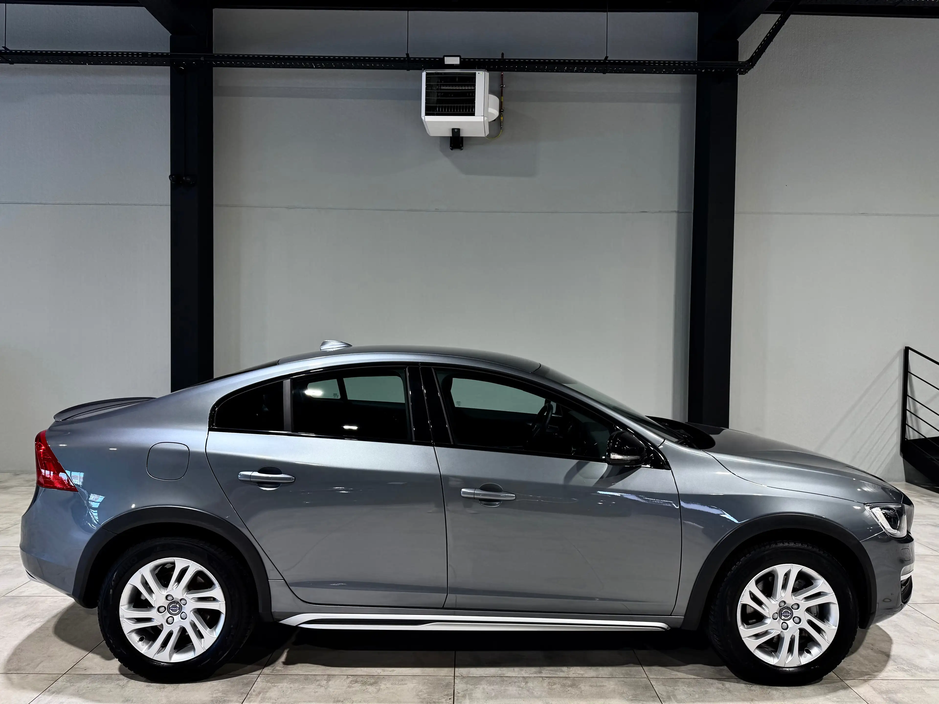 Volvo S60 Cross Country 2.0 D3 150CV CROSS COUNTRY B.AUTO CUiR JANTES 17" — photo 5