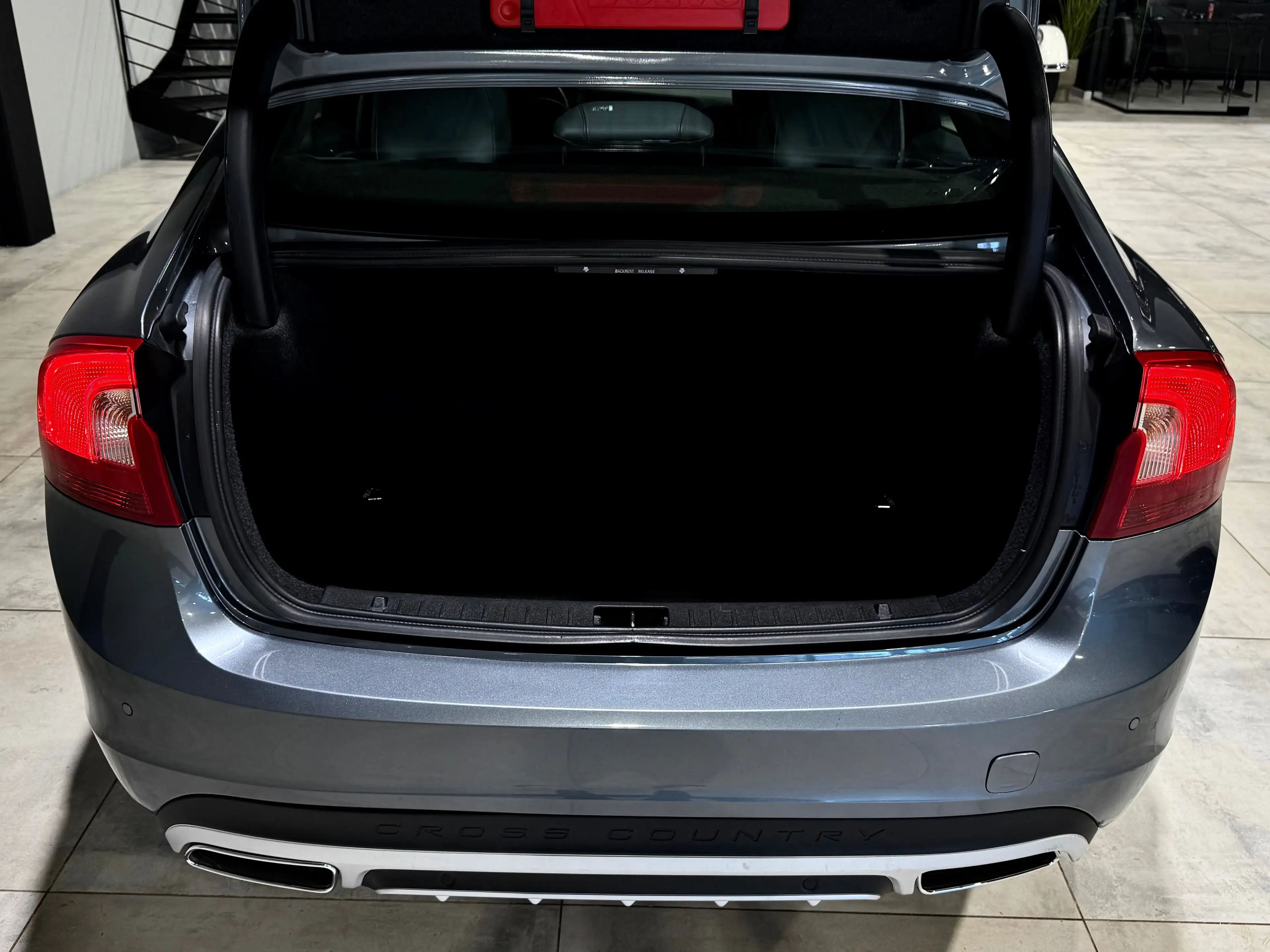 Volvo S60 Cross Country 2.0 D3 150CV CROSS COUNTRY B.AUTO CUiR JANTES 17" — photo 6