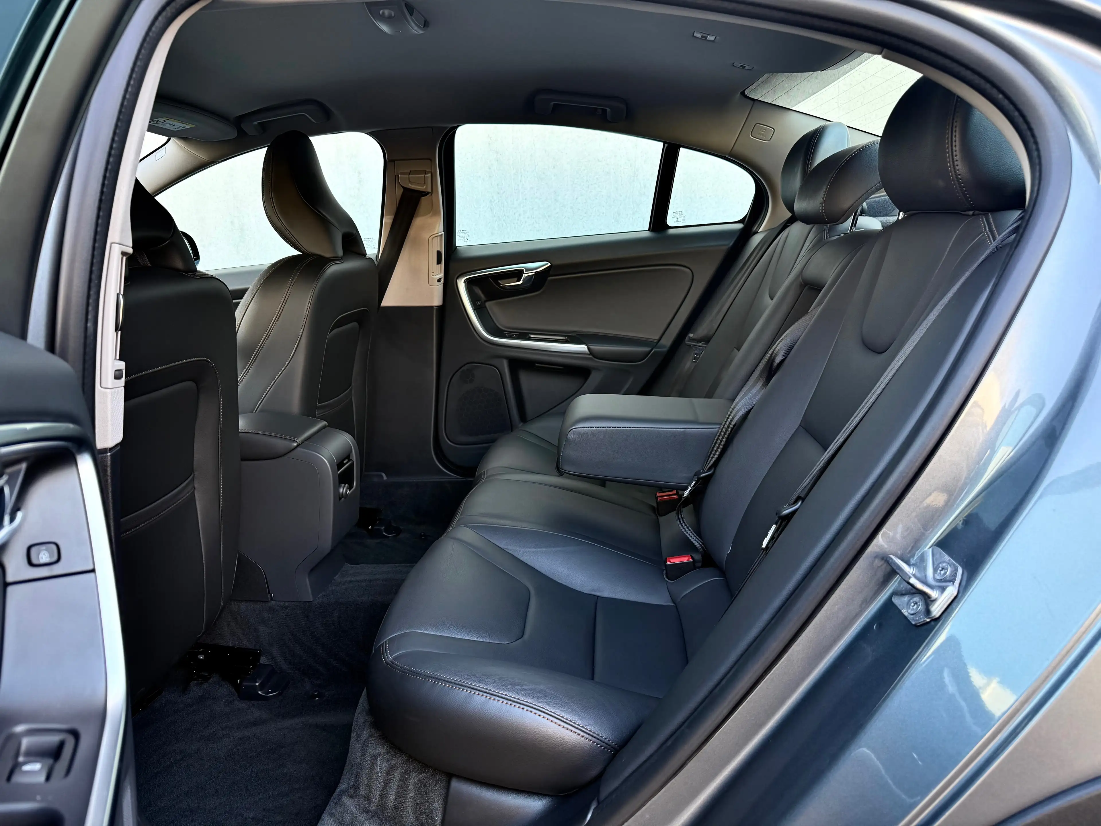 Volvo S60 Cross Country 2.0 D3 150CV CROSS COUNTRY B.AUTO CUiR JANTES 17" — photo 14