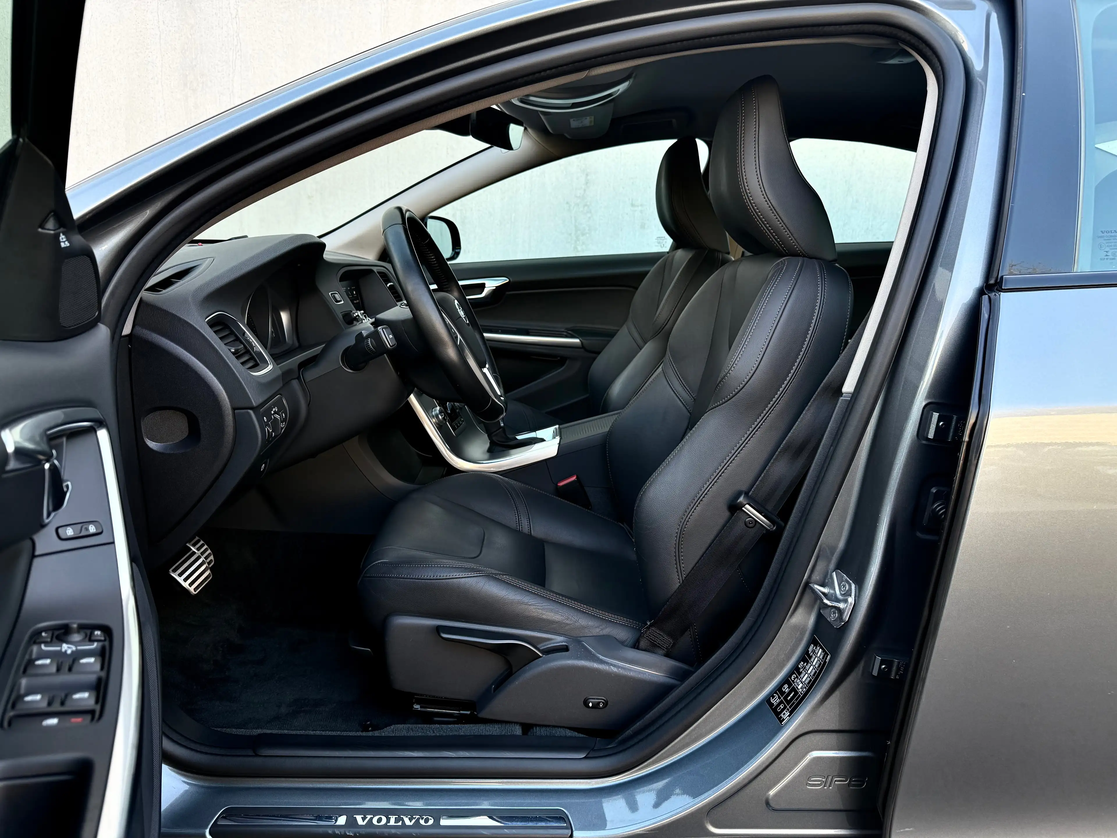 Volvo S60 Cross Country 2.0 D3 150CV CROSS COUNTRY B.AUTO CUiR JANTES 17" — photo 12