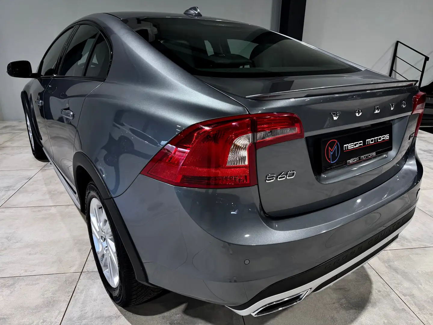 Volvo S60 Cross Country 2.0 D3 150CV CROSS COUNTRY B.AUTO CUiR JANTES 17" Grau - 2