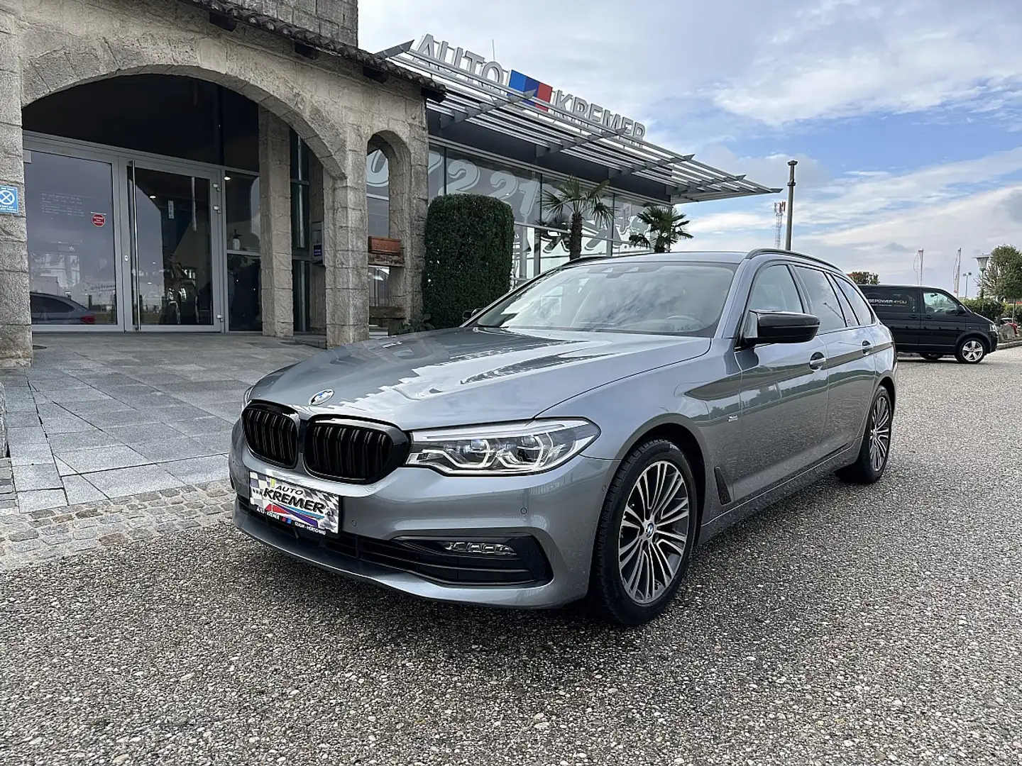 BMW 520 d Touring SportLine Aut./HUD/H&K/GESTIK/DRIVING... Grau - 2