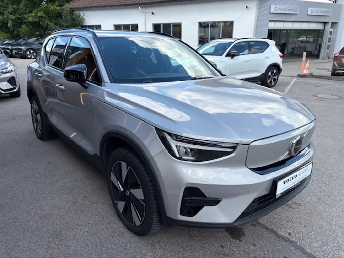 Volvo XC40 Plus Recharge Pure Electric AWD Twin StandHZG AHK Silber - 2