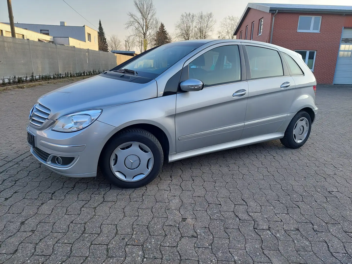 Mercedes-Benz B 170 B 170, Klima,a.AHK,SHZ,MFL,el.FH Silber - 1