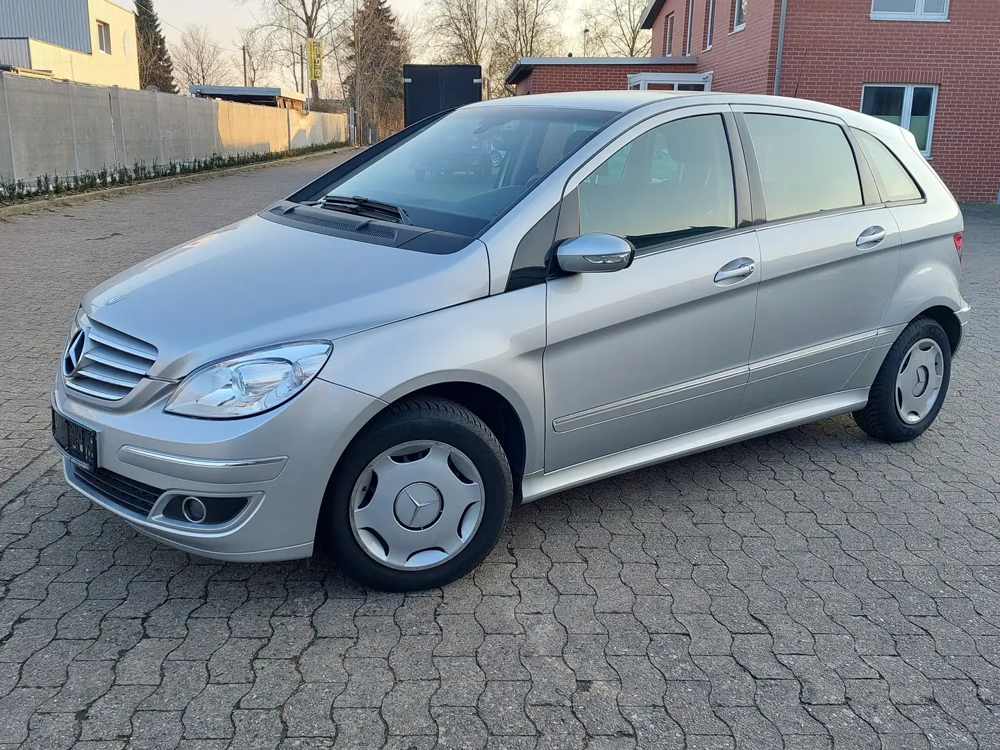 Mercedes-Benz B 170 B 170, Klima,a.AHK,SHZ,MFL,el.FH Silber - 2